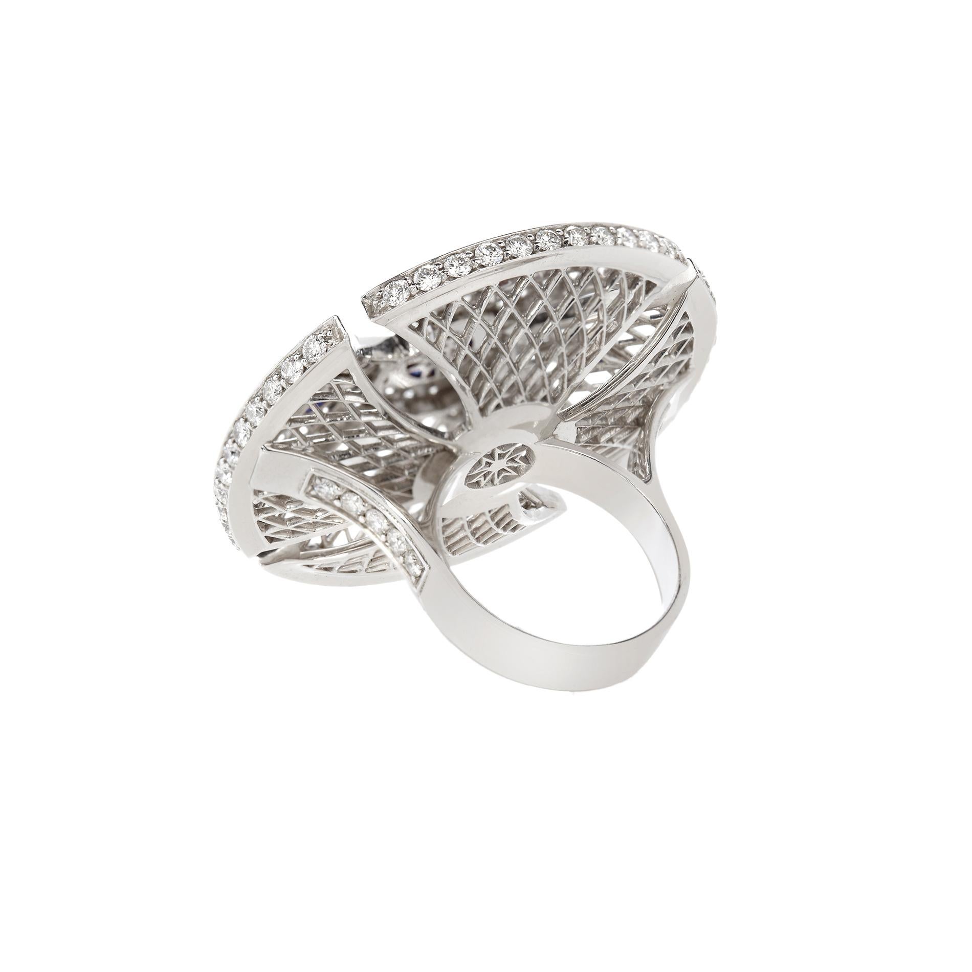 Sybarit Heritage Ring aus Weißgold mit weißen Diamanten und Saphiren (Zeitgenössisch) im Angebot