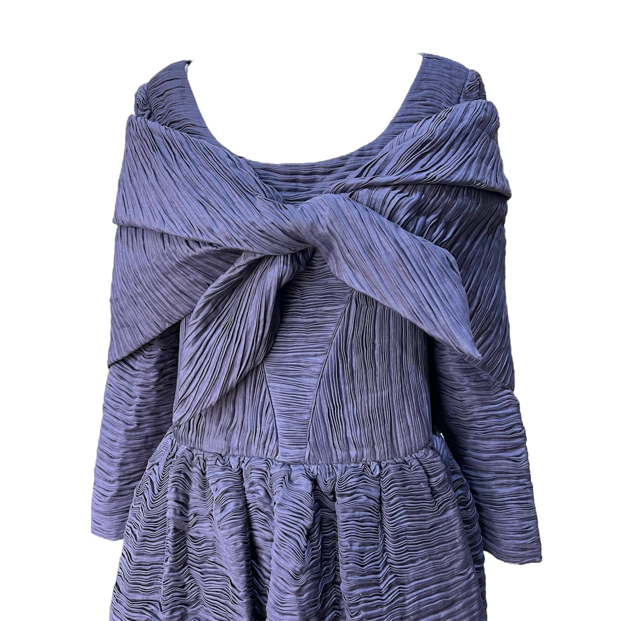 Abito e stola color pervinca polveroso di Sybil Connolly, la 