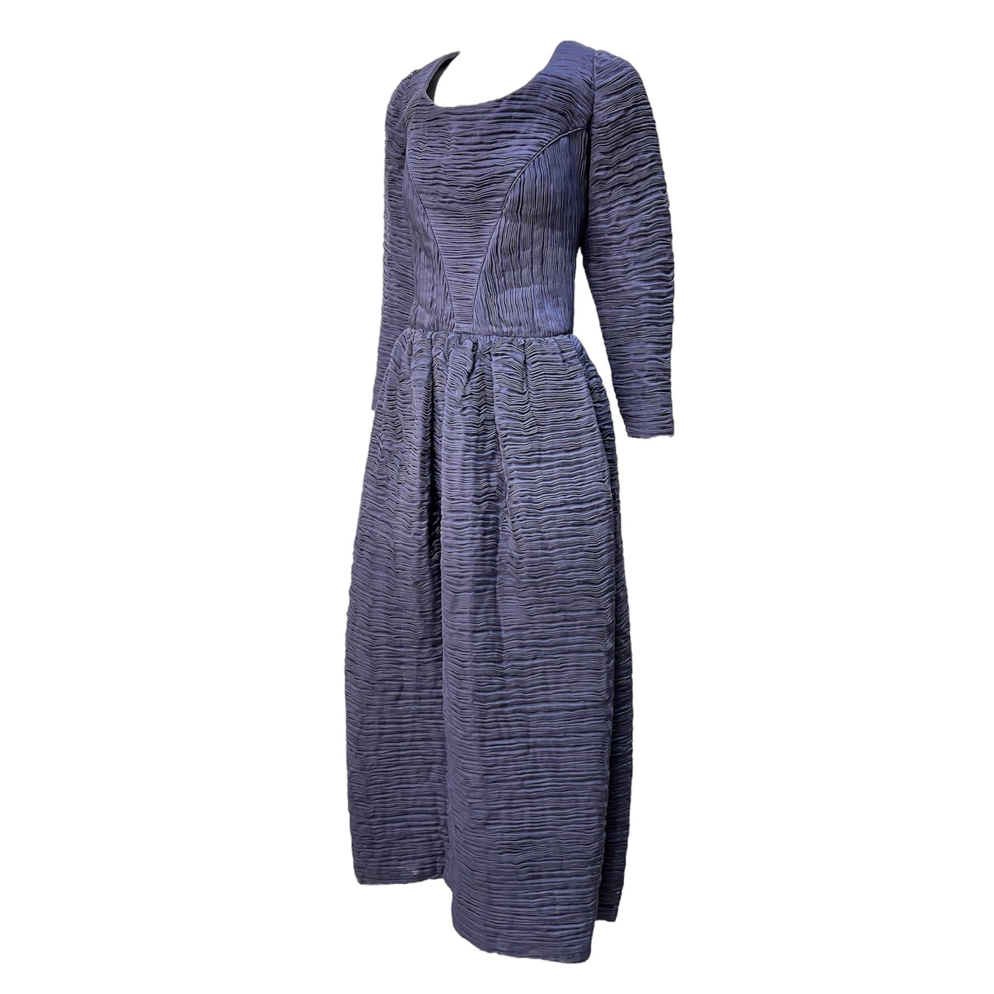 Grigio Abito e stola in lino a pieghe color pervinca di Sybil Connelly, anni '50 in vendita