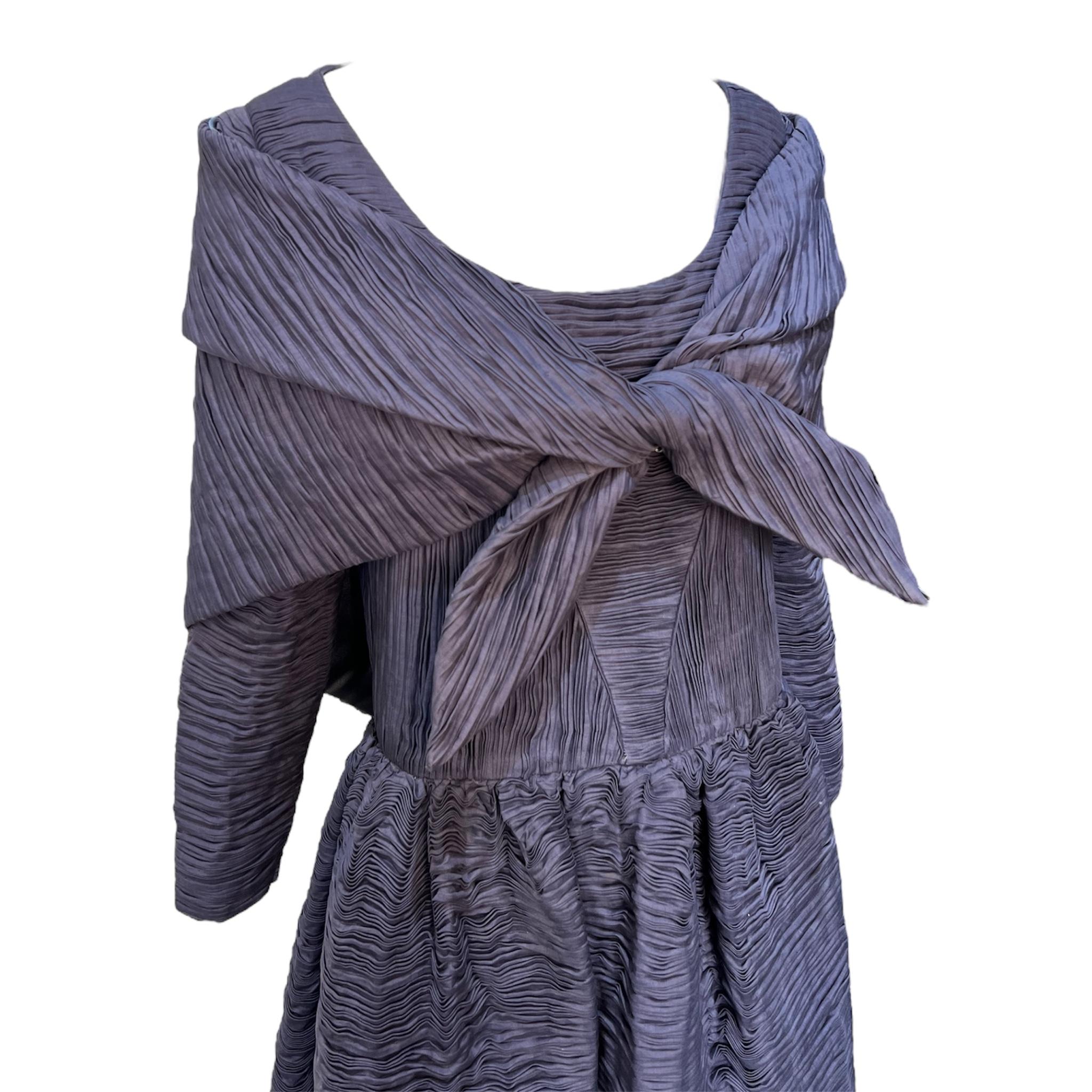 Abito e stola in lino a pieghe color pervinca di Sybil Connelly, anni '50 In condizioni ottime in vendita a Los Angeles, CA