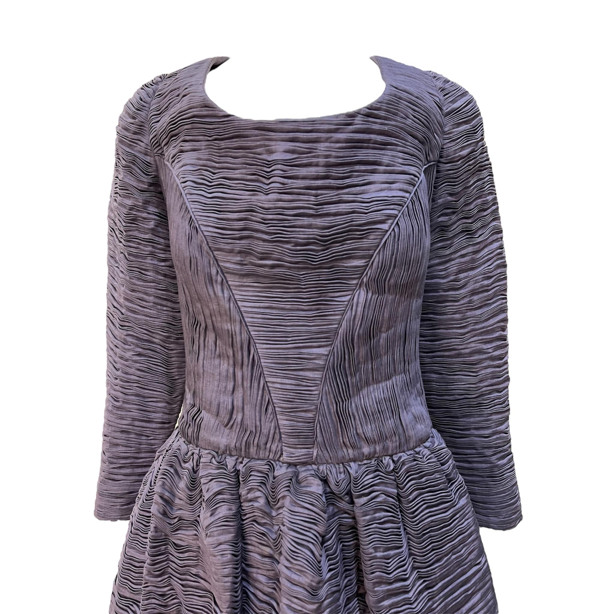 Donna Abito e stola in lino a pieghe color pervinca di Sybil Connelly, anni '50 in vendita