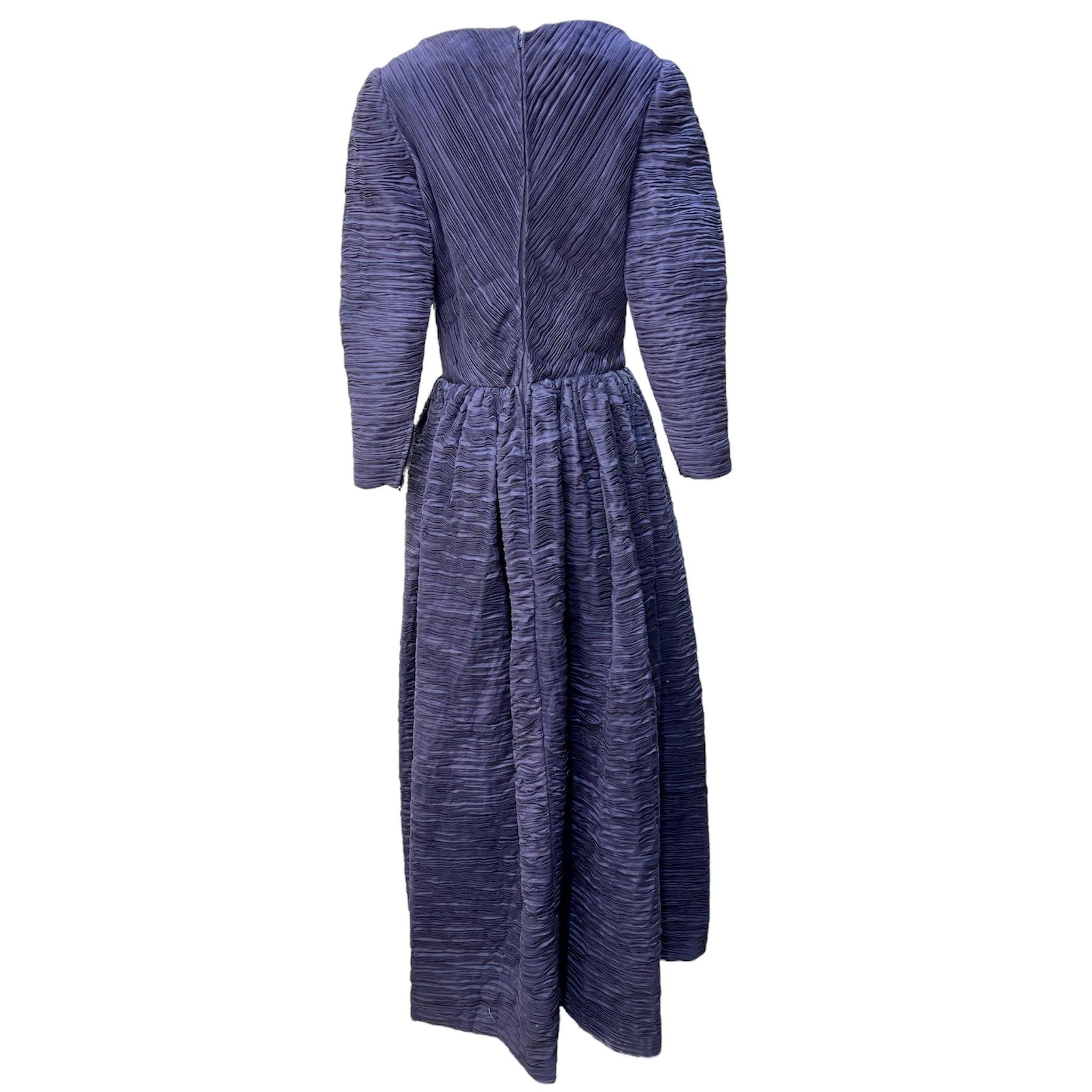 Staubiges, veilchenblaues Kleid und Stola von 