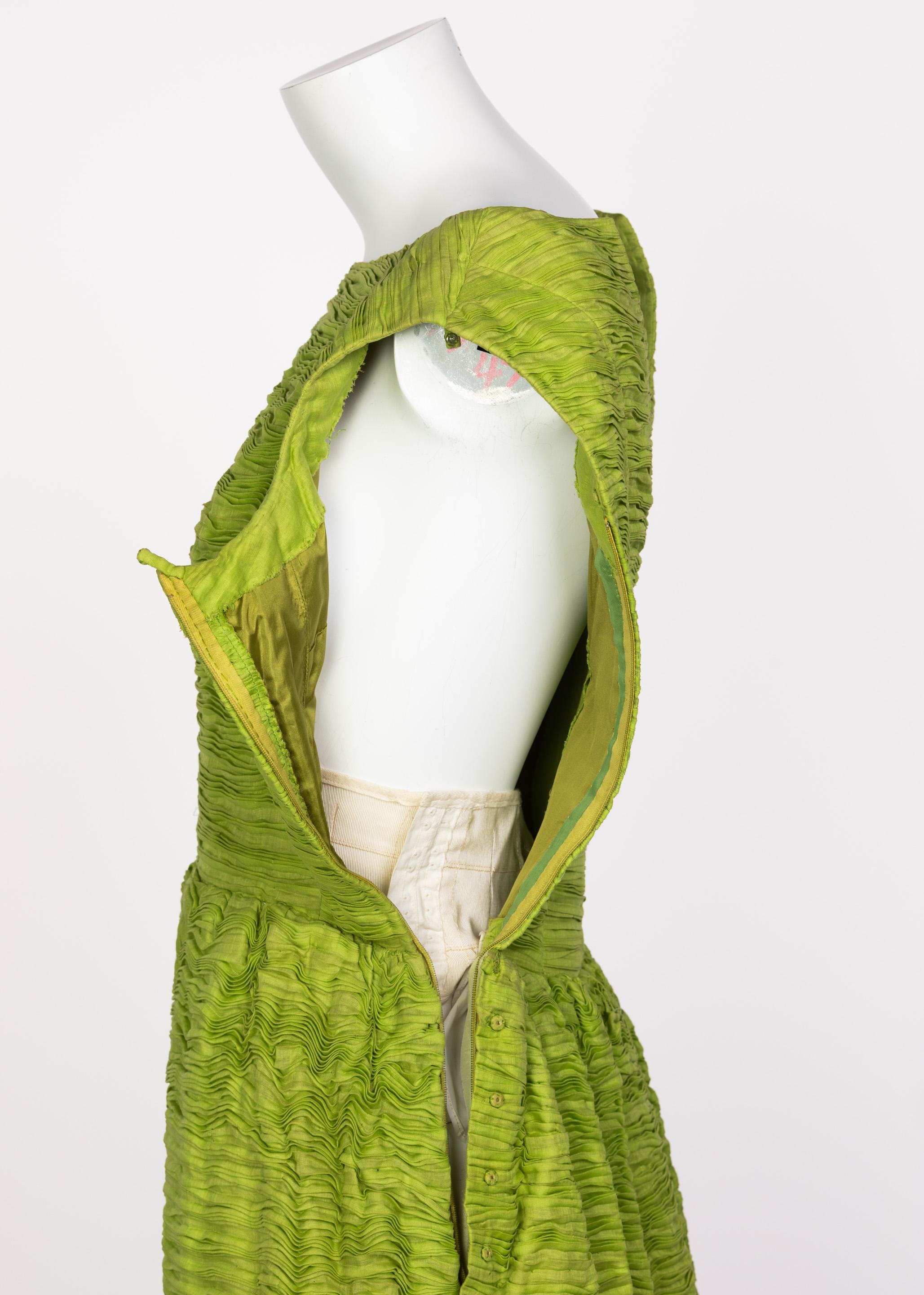 Sybil Connolly Couture, robe en lin plissé vert, années 60 en vente 3