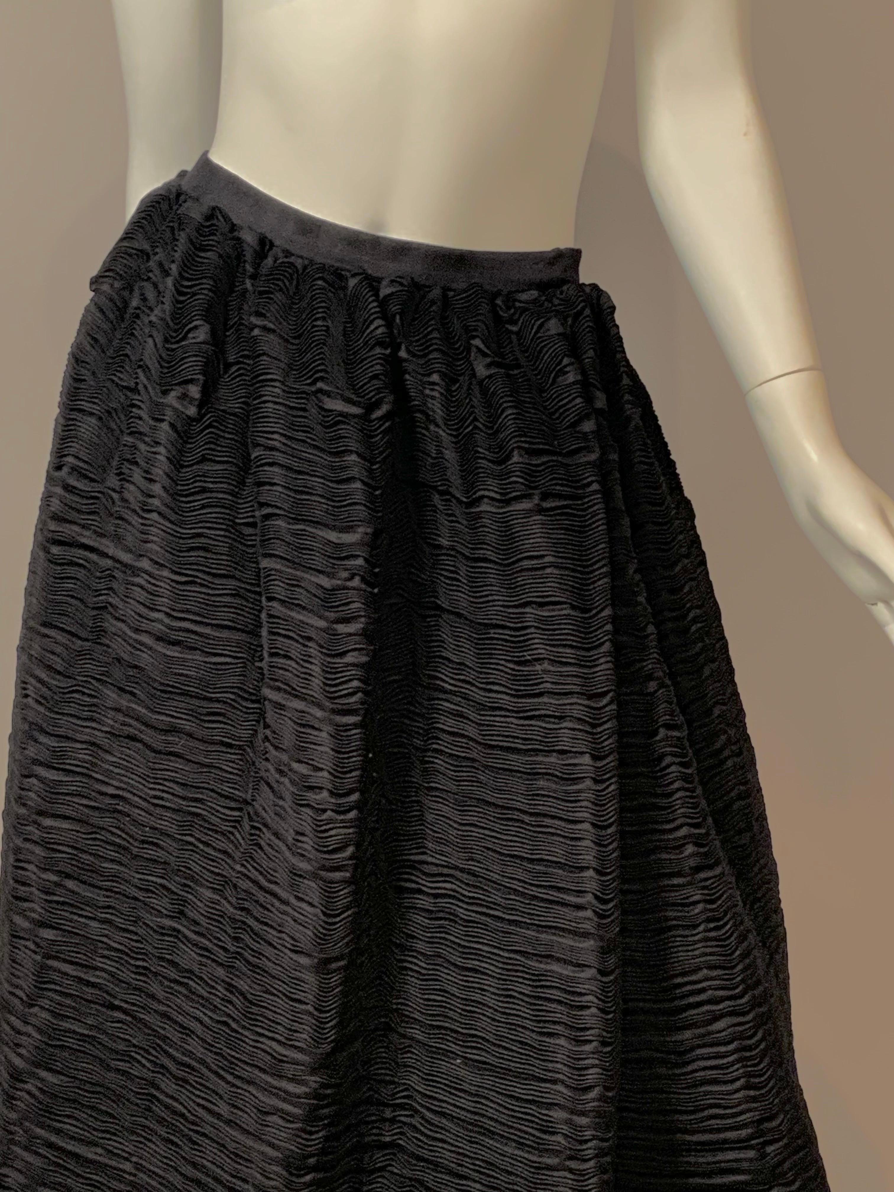 Connue sous le nom de Couturier irlandais, Sybil Connolly est surtout célèbre pour ses vêtements en lin plissé extrêmement rares. Elle utilisait presque exclusivement des tissus produits en Irlande, et le lin de cette jupe est un exemple de la