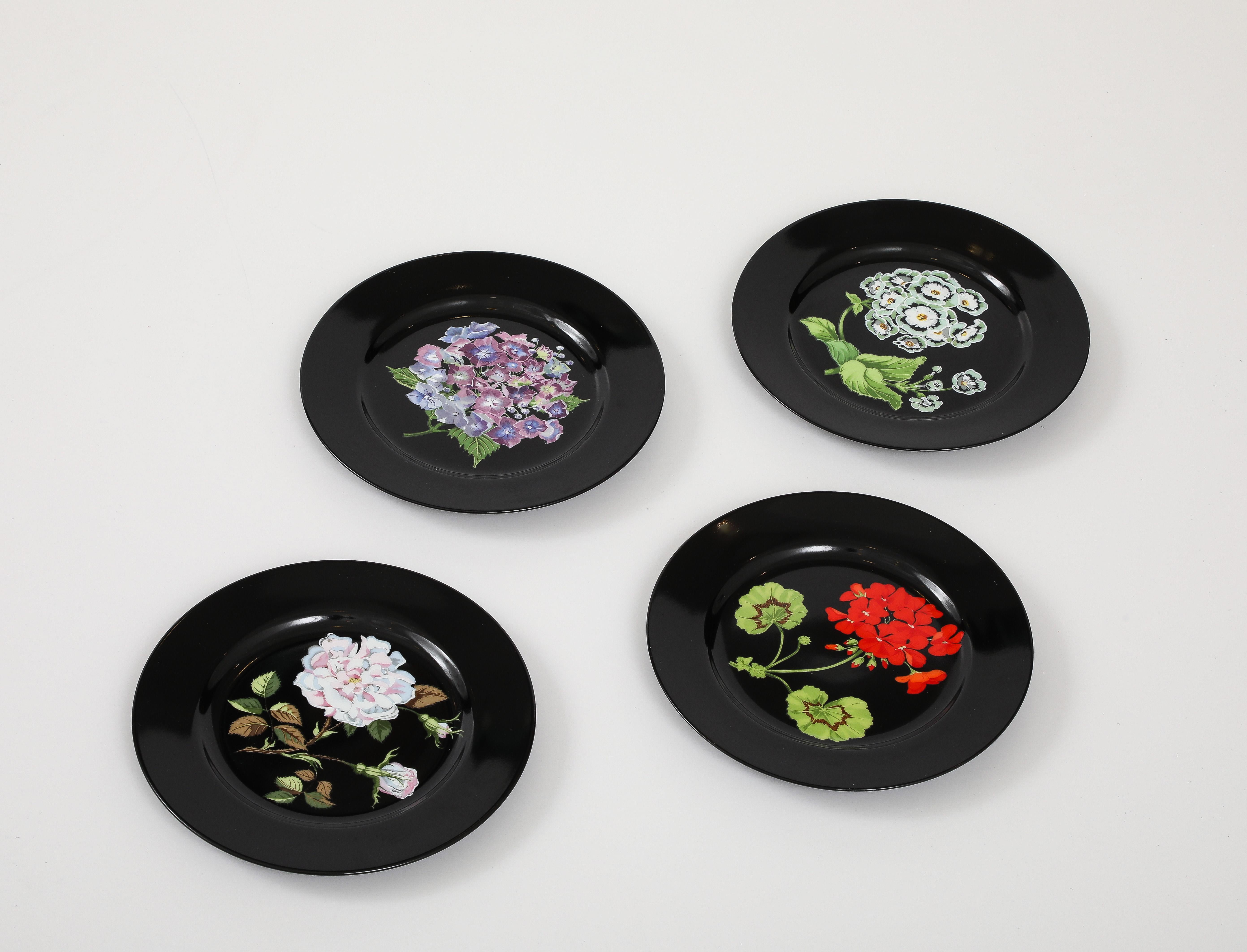 Juego de 4 platos de porcelana para canapés y almuerzos que representan varias flores sobre fondo negro, de la serie Flores de la Sra. Delany producida para Tiffany & Company. Sólo se vende como juego de 4