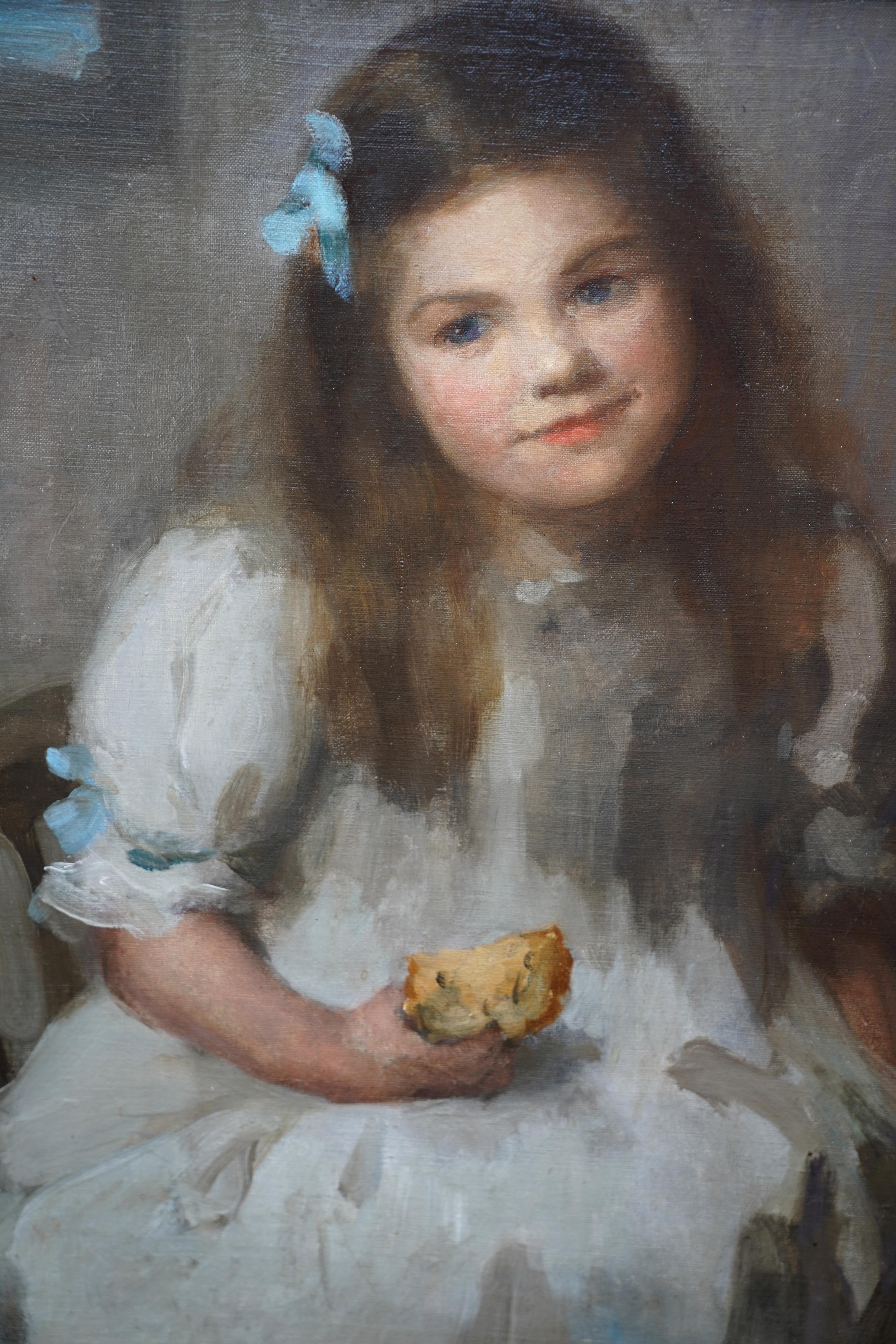 Ce charmant portrait à l'huile impressionniste britannique de l'époque édouardienne est l'œuvre de l'artiste féminine Sybil Maude. Peint vers 1905, ce tableau est un charmant portrait assis d'une jeune fille de Cornouailles tenant une brioche au