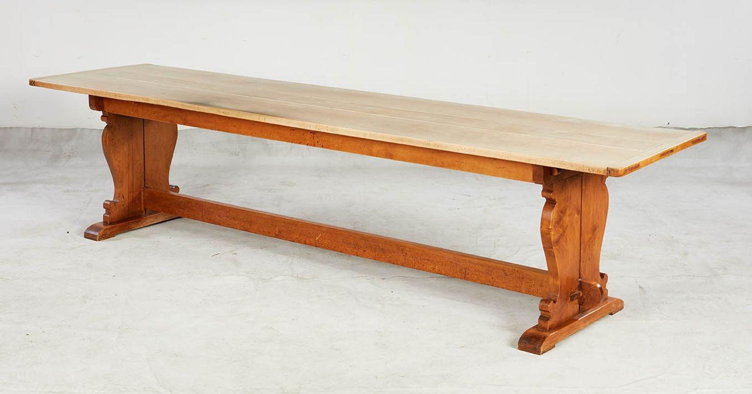 Ein langer Tisch aus Bergahorn (10'), der an die Arbeiten des bekannten schottischen Möbeldesigners Robert Lorimer aus dem Bereich Arts and Crafts erinnert. Geschrubbte, helle Plankenplatte über zwei breiten, leierförmigen Beinen, die durch eine