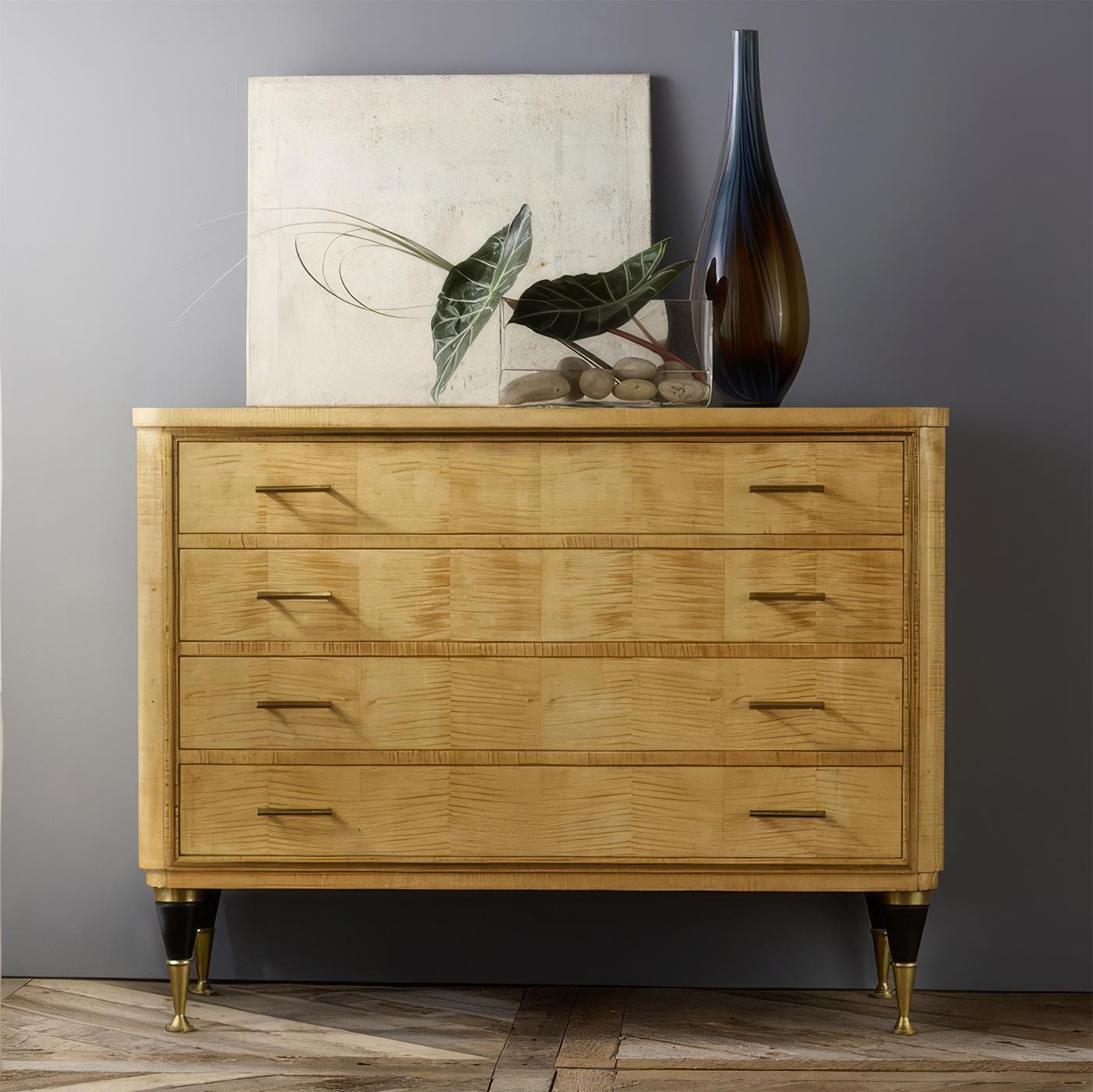 Realizzato con una ricca impiallacciatura di sicomoro, questo pezzo pregiato mette in risalto la bellezza naturale delle venature del legno, creando un fascino visivo sorprendente. 

L'elegante design a quattro cassetti garantisce un ampio spazio di