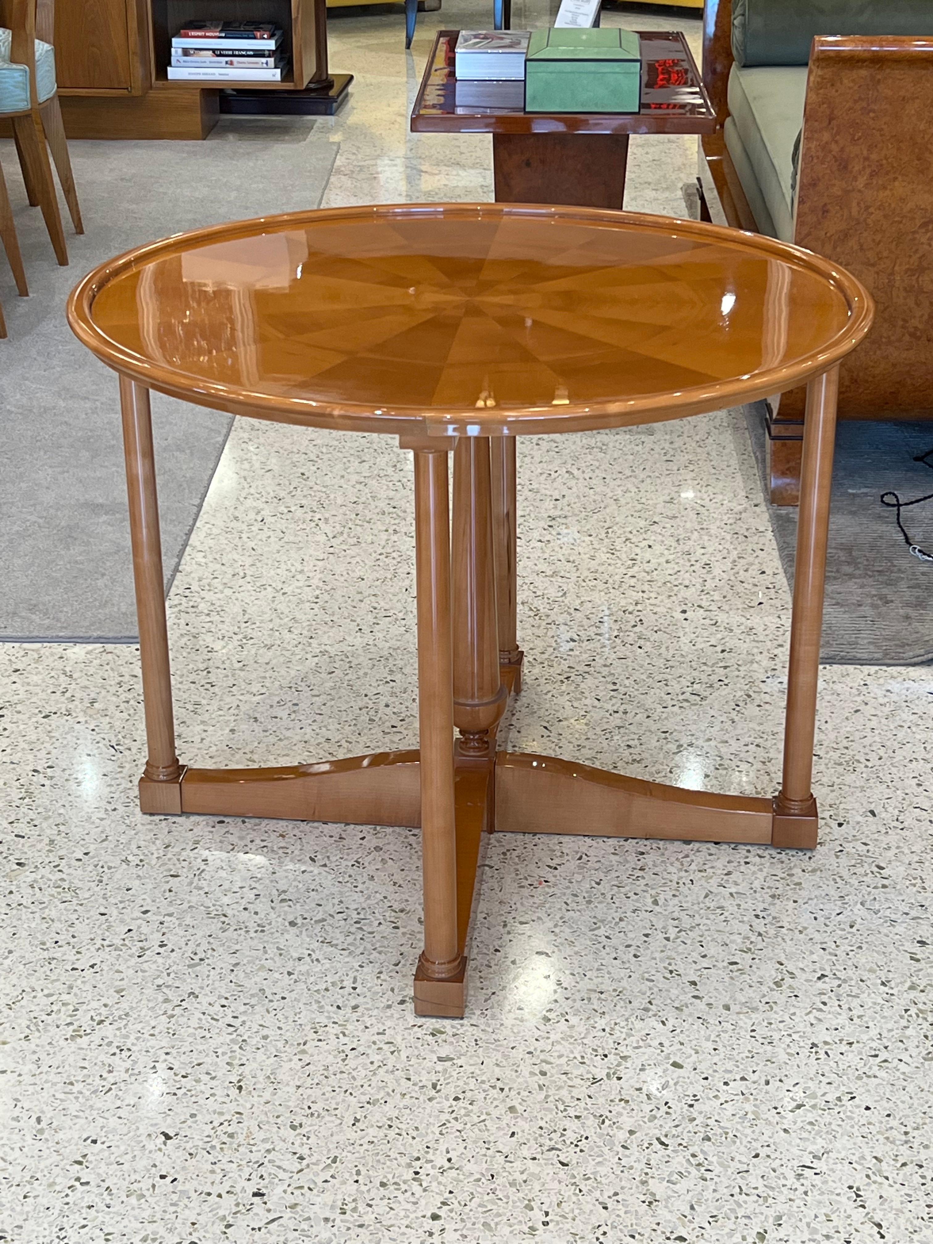 Table ronde/table basse en bois de sycomore du designer français André Arbus.
