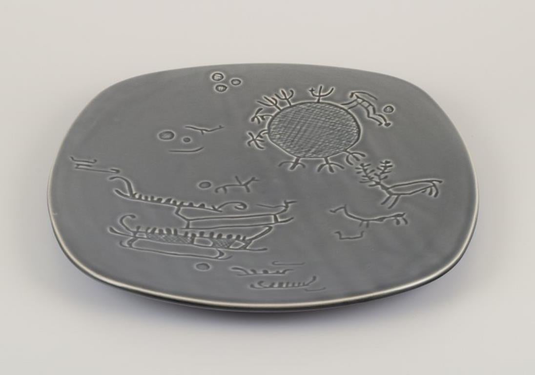 Svedese Syco, laboratorio di ceramica svedese. Piatto decorativo, motivo di incisioni rupestri di Tanum in vendita