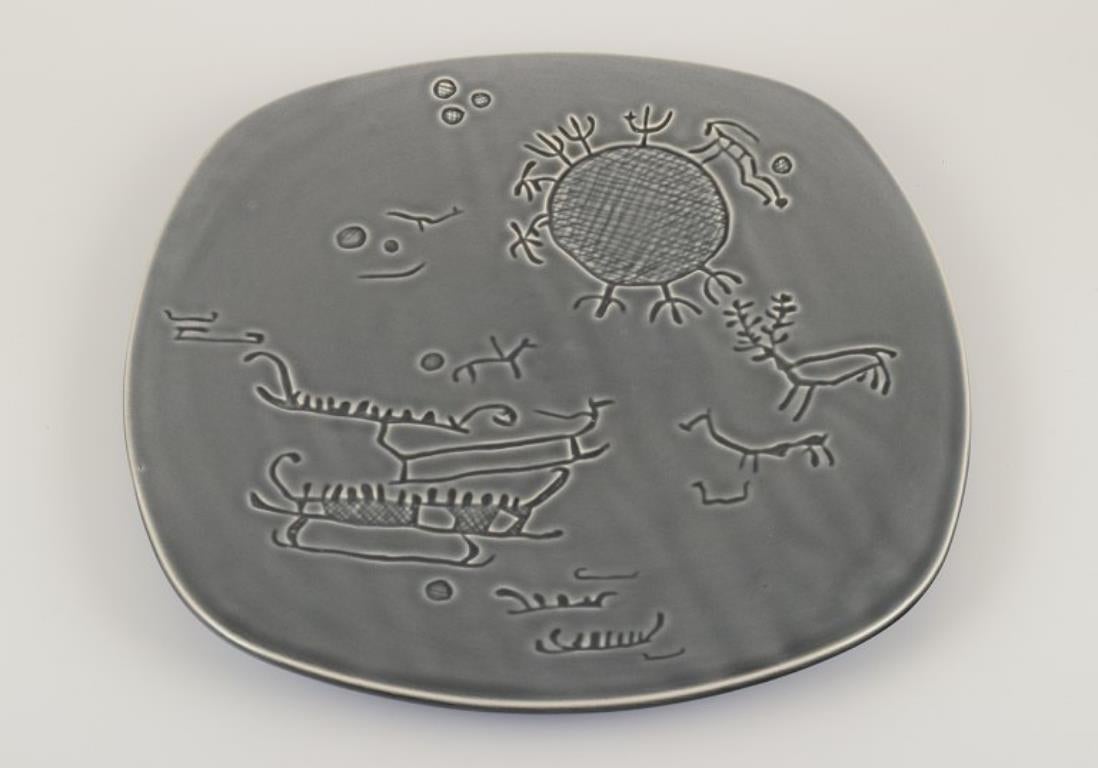 Smaltato Syco, laboratorio di ceramica svedese. Piatto decorativo, motivo di incisioni rupestri di Tanum in vendita