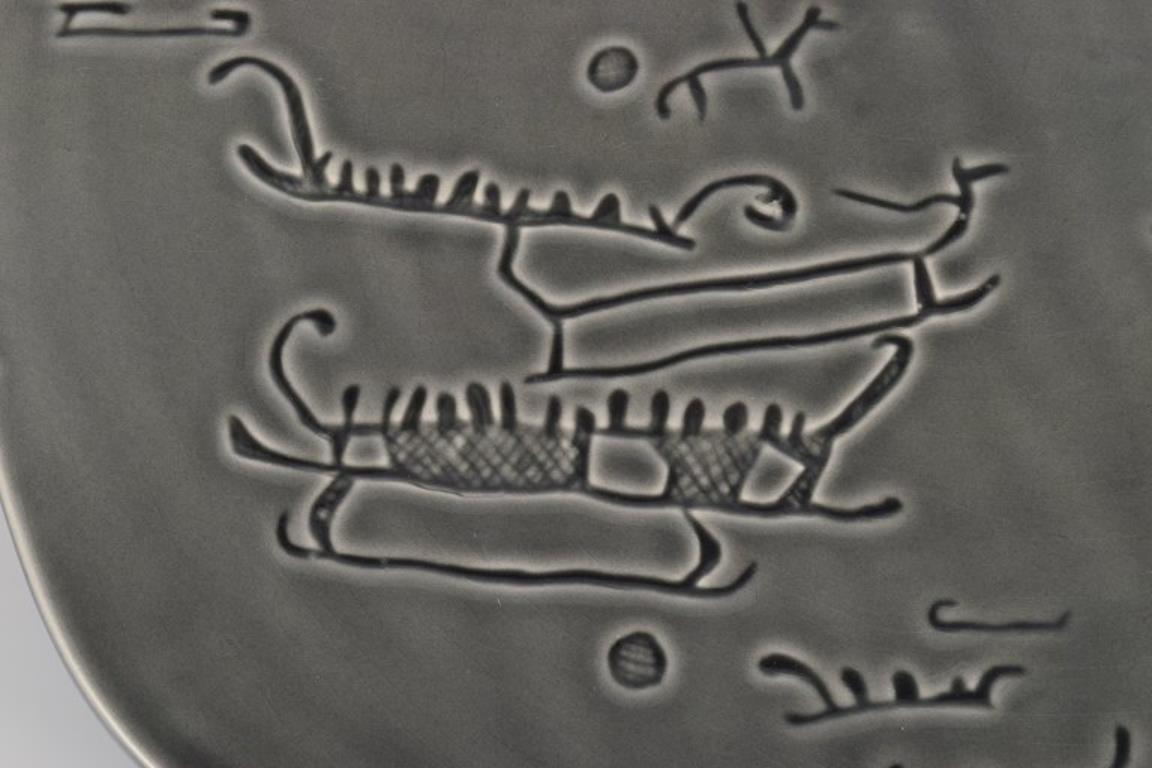 Syco, laboratorio di ceramica svedese. Piatto decorativo, motivo di incisioni rupestri di Tanum In condizioni ottime in vendita a Copenhagen, DK