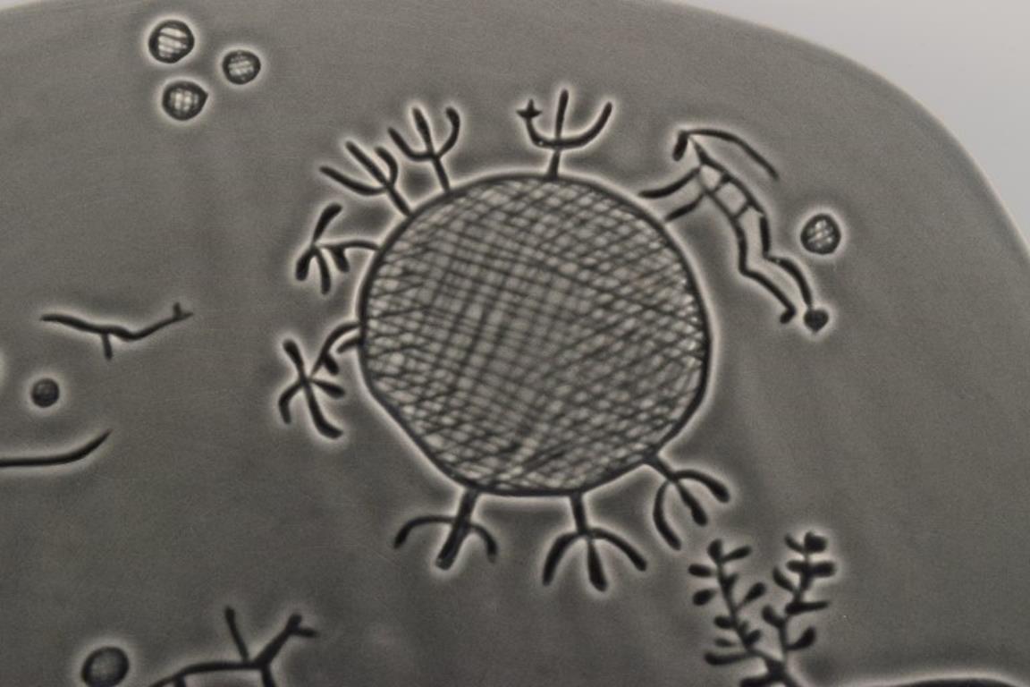 Fine XX secolo Syco, laboratorio di ceramica svedese. Piatto decorativo, motivo di incisioni rupestri di Tanum in vendita