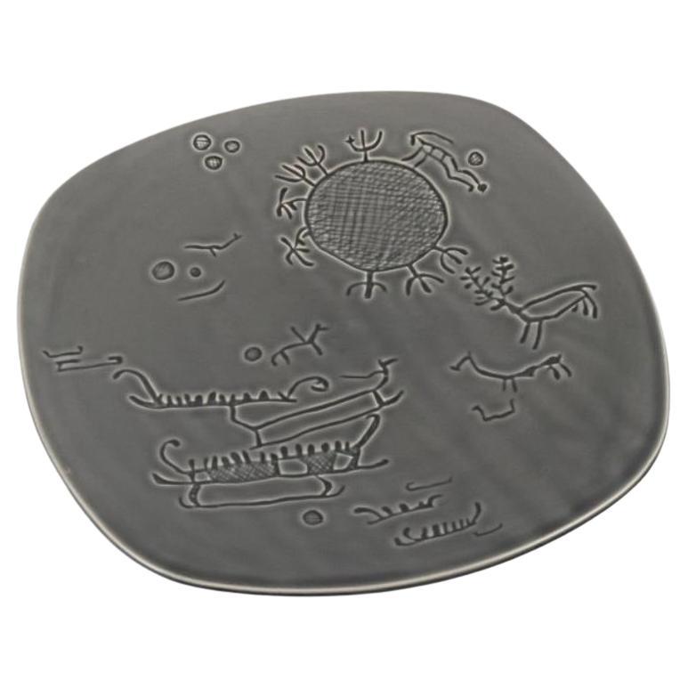 Syco, laboratorio di ceramica svedese. Piatto decorativo, motivo di incisioni rupestri di Tanum in vendita