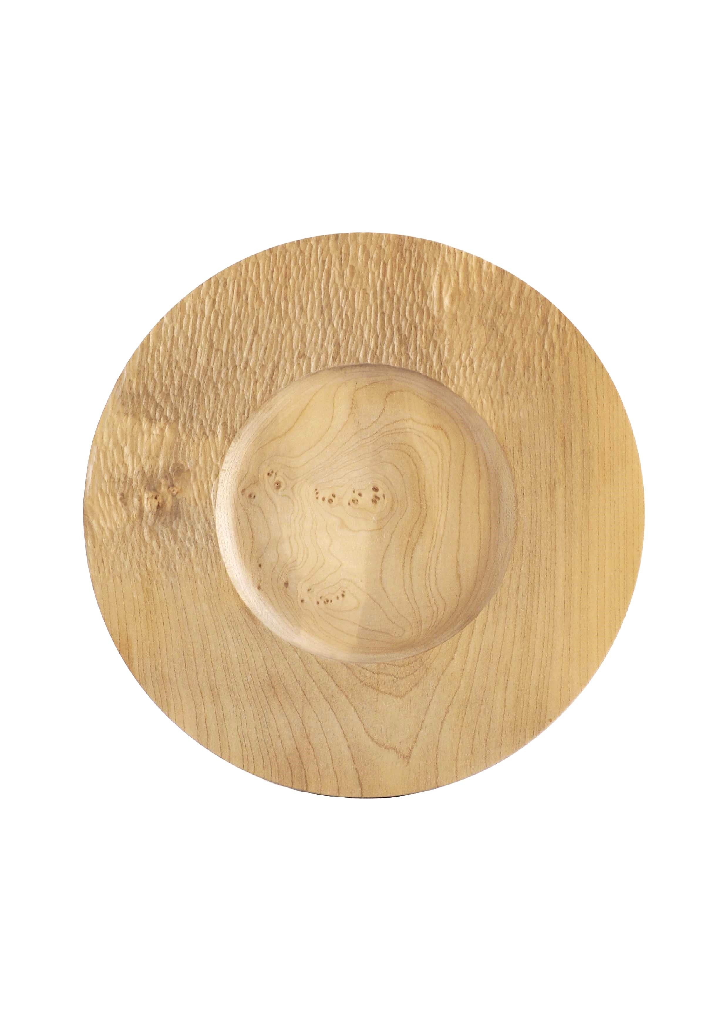 This piece comes from the Collection titled 01 from Atelier Darbroche. This tray is shot in sycamore from the Vosges forest, next to which the workshop is located. On the surface, the spaces worked with the gouge are not necessarily homogeneous,