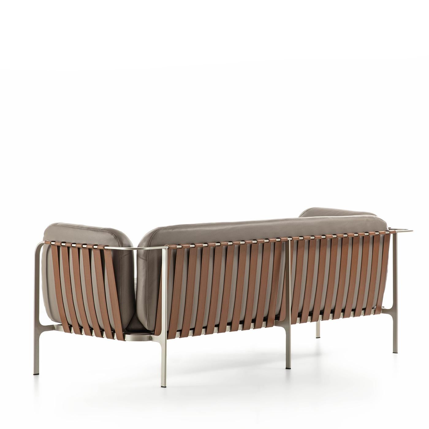 Das Ledersofa Sydney Beige verbindet moderne Ästhetik mit außergewöhnlichem Komfort. Ausgestattet mit einer robusten Metallrohrstruktur, auch in anderen Farben erhältlich. Das Sofa hat ein elegantes Design mit Lederriemen, die ihm einen raffinierten
