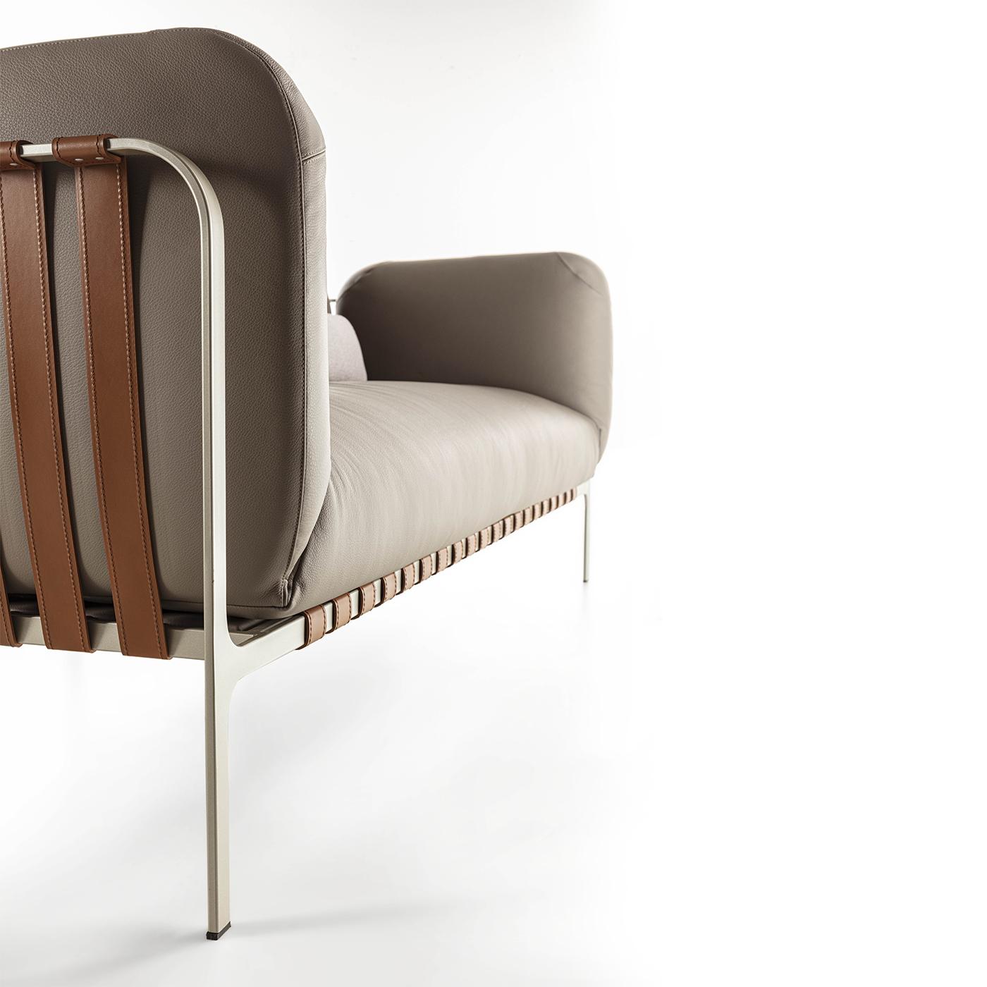 Sydney Beigefarbenes Leder-Sofa von Enrico Pellizzoni im Zustand „Neu“ im Angebot in Milan, IT