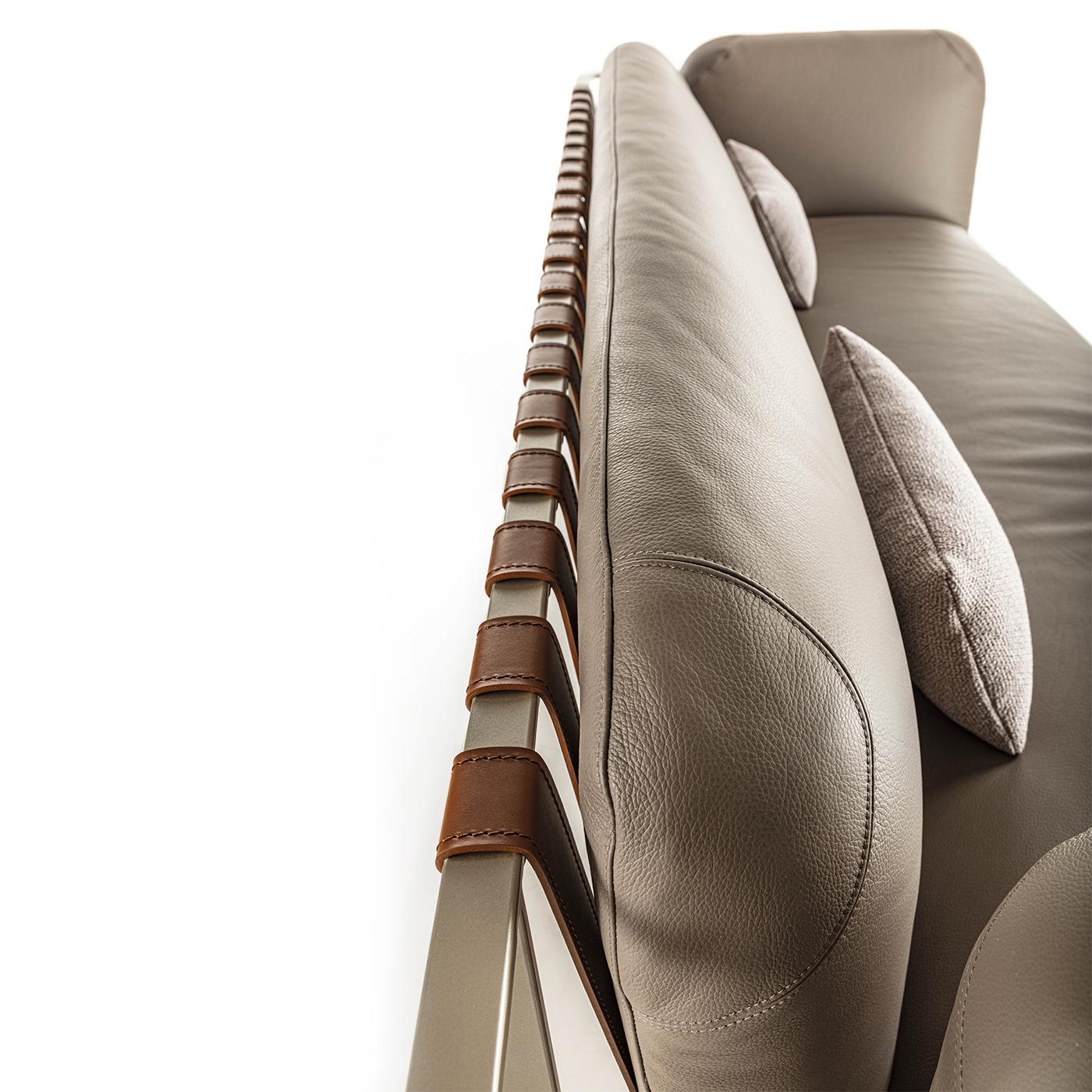 Sydney Beigefarbenes Leder-Sofa von Enrico Pellizzoni (21. Jahrhundert und zeitgenössisch) im Angebot