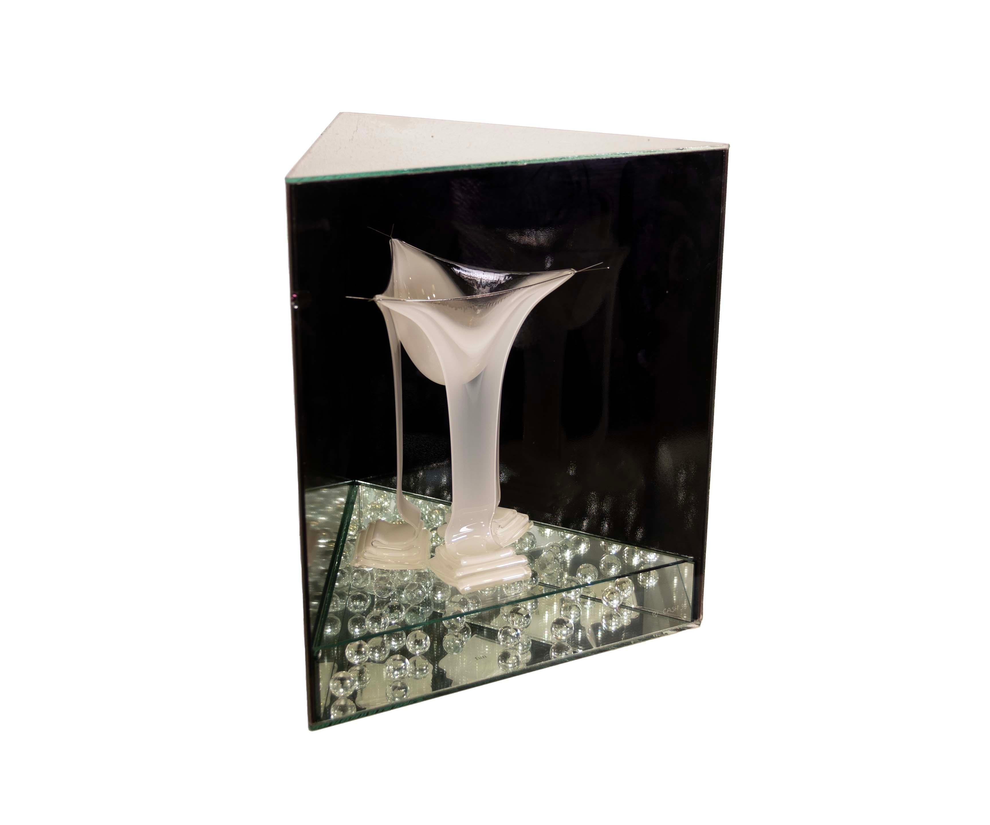 Sydney Cash Signierte 1995 Boiler Room Excitement geschmolzene Dreifach-Glas-Skulptur im Zustand „Gut“ im Angebot in Keego Harbor, MI