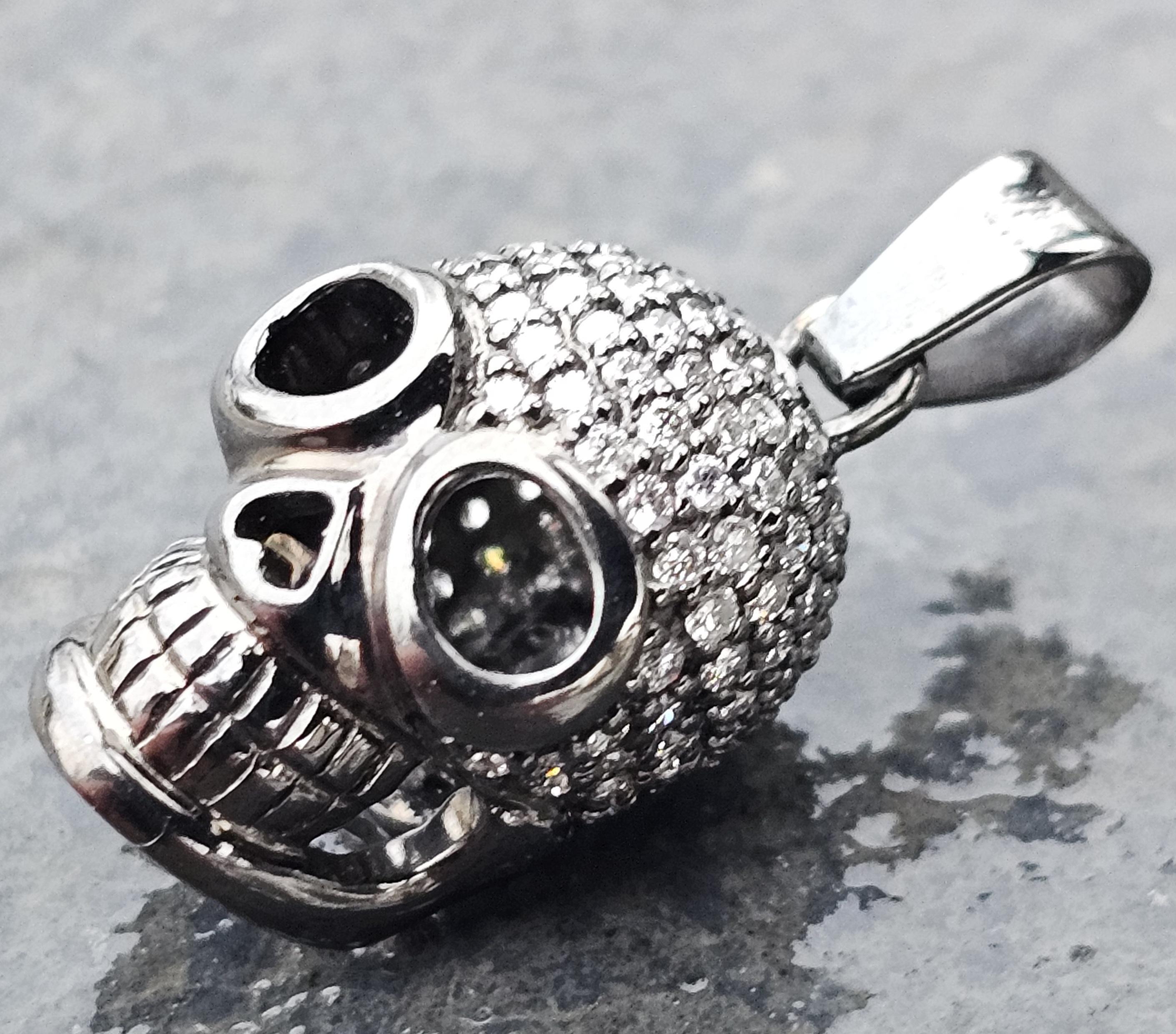 Nous avons ici un superbe pendentif breloque de crâne en or noirci 14k de Sydney Evan, orné de diamants blancs ronds, disponible à l'achat. Ce crâne 3D est serti de diamants sur le devant et tout autour jusqu'à l'arrière. Les détails sont