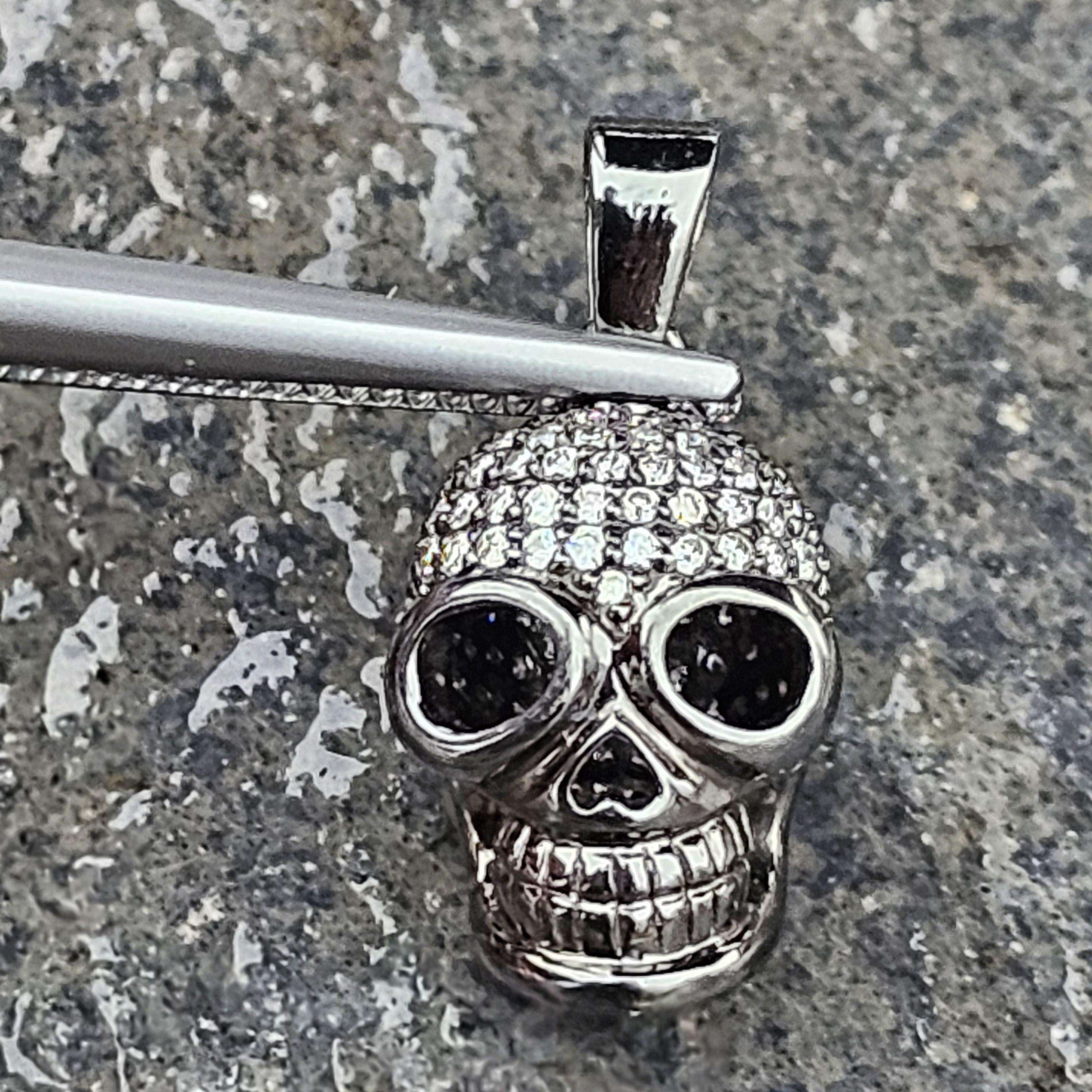 Taille ronde Sydney Evan Diamond Skull Charm Pendentif en or noirci 14 carats pavé de diamants, rare en 3D en vente
