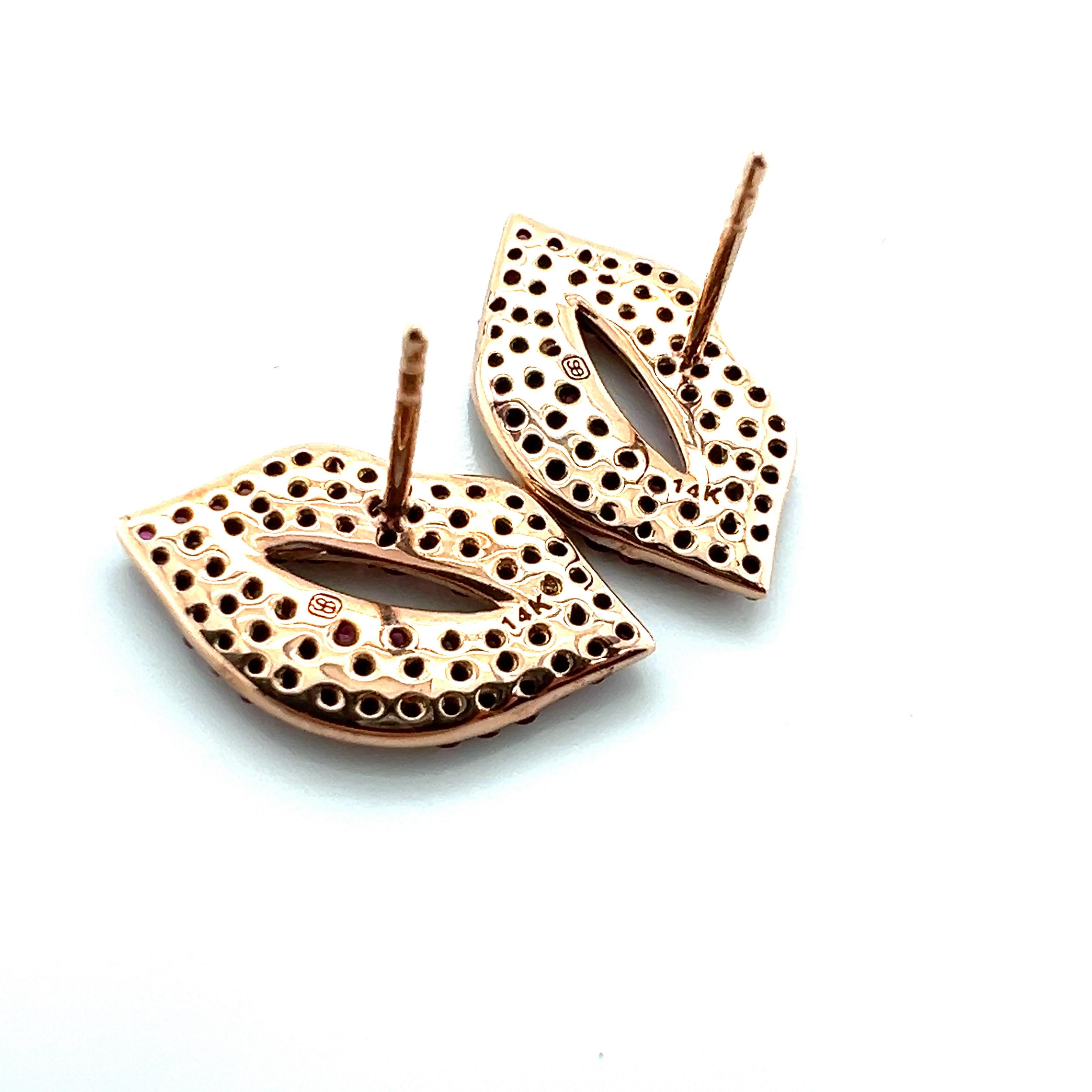 Pendientes Labios Sydney Evan de oro rosa de 14k con rubíes en venta 3