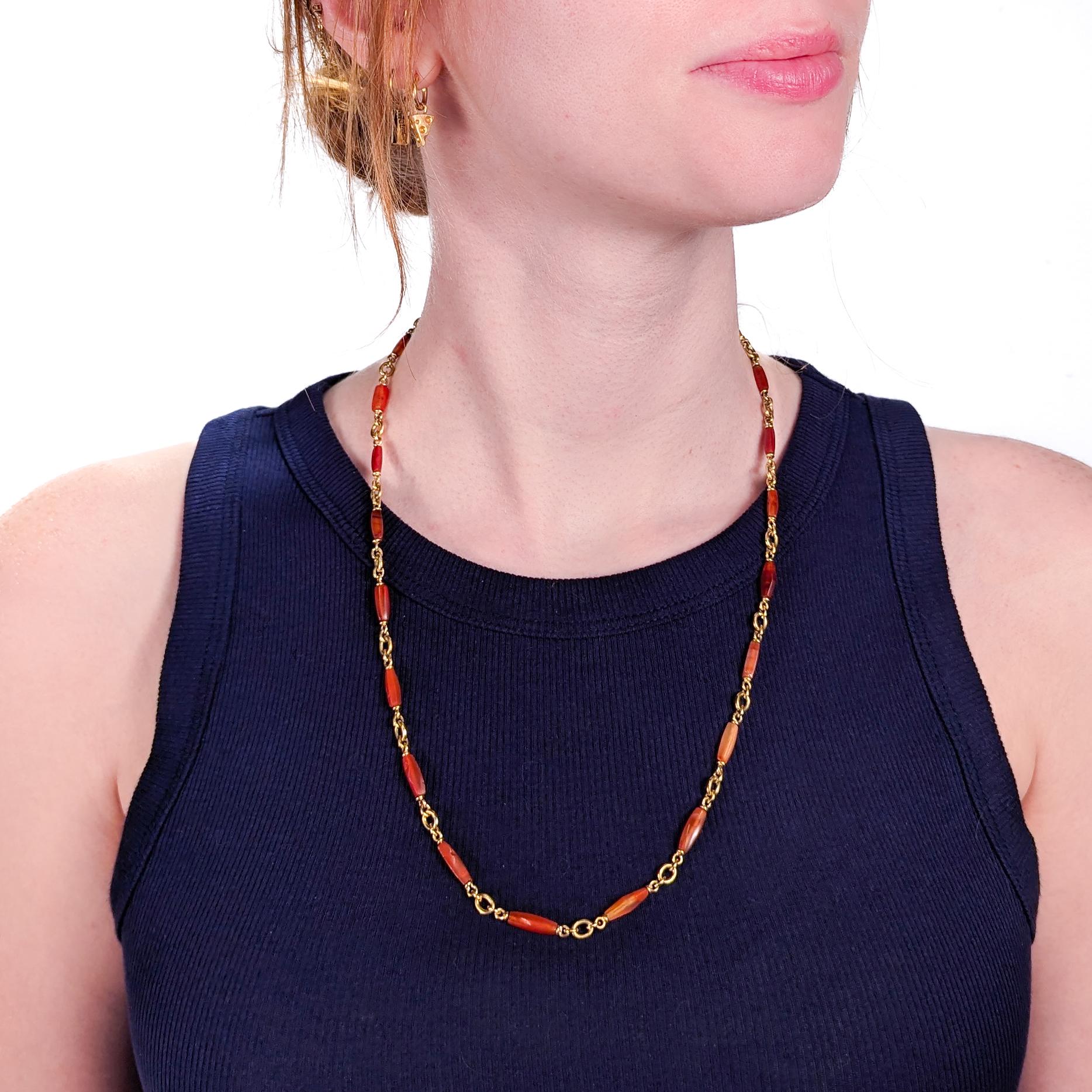 Collier en or fin et perles de cornaline.

En or jaune 18 carats.

Avec une pierre précieuse de cornaline polie à la meule, des perles de longueur graduée et des maillons ovales en or.

Par Sylva et Cie, la célèbre maison de joaillerie de Sylva