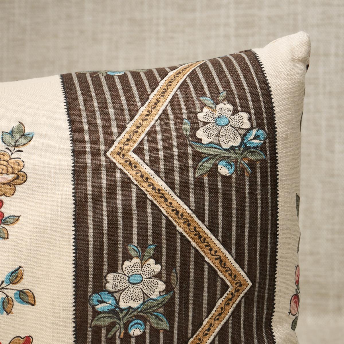 Ce coussin présente le motif Sylvain Floral Stripe avec une finition en bord de couteau. Inspirée d'un imprimé à la main français, cette fantastique rayure florale est imprimée sur du lin polyvalent de poids moyen. L'oreiller comprend un insert en