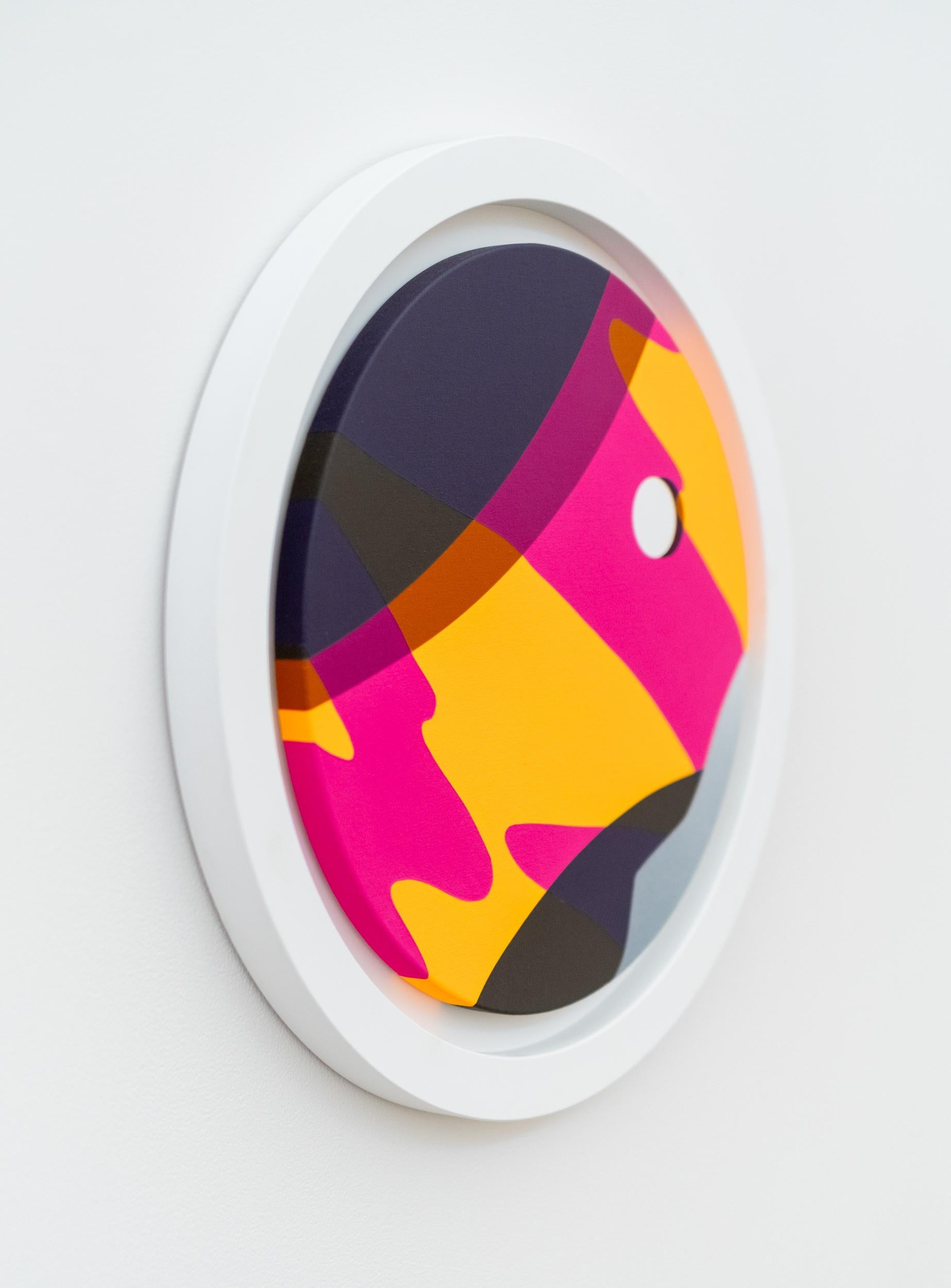 Rosa caldo e arancione brillante in forme intriganti turbinano sulla tela di questo nuovo tondo (dipinto circolare) dell'artista canadese Sylvain Louis-Seize. 

Fedele alle sue origini di street art, Louis Seize utilizza colori audaci e forme
