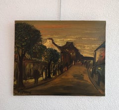Calle concurrida al atardecer