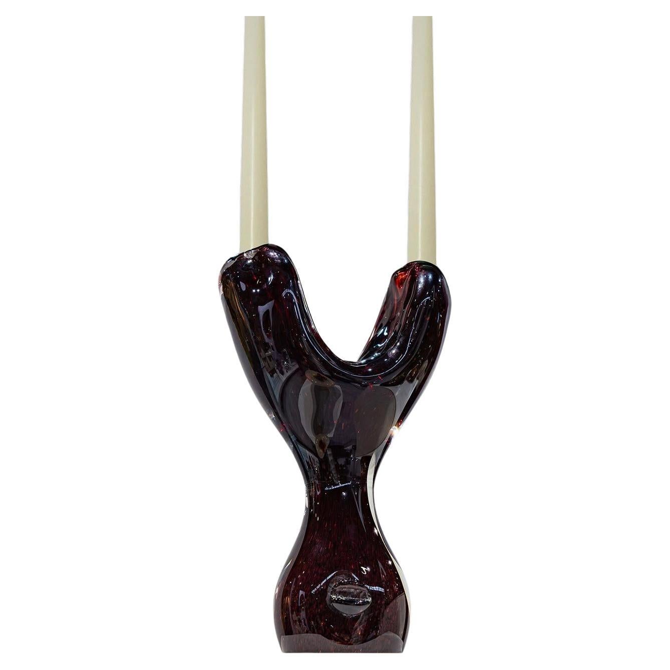 THE SYLVE CANDLE HOLDERS erheben die Kunst der Glasherstellung durch ihr fesselndes, frei geformtes Design. Handgefertigt aus geschmolzenem Glas bei 1200 Grad, ist jedes Stück wie eine Schöpfung eines Bildhauers geformt, die sich von konventionellen