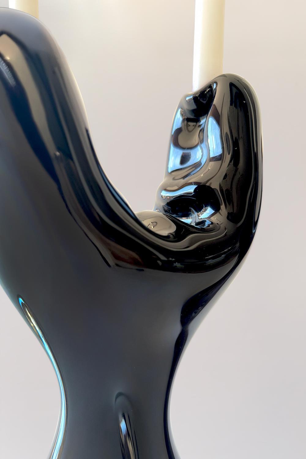 THE SYLVE CANDLE HOLDERS erheben die Kunst der Glasherstellung durch ihr fesselndes, frei geformtes Design. Handgefertigt aus geschmolzenem Glas bei 1200 Grad, ist jedes Stück wie eine Schöpfung eines Bildhauers geformt, die sich von konventionellen