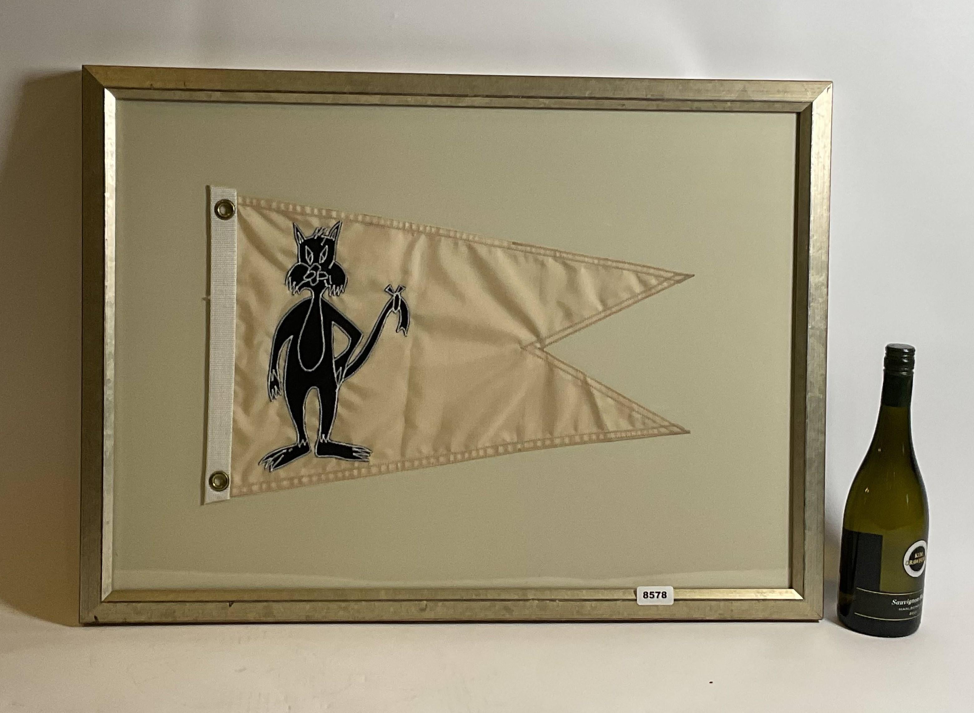 Nautische Burgee-Flagge mit Sylvester, der Katze. Schwalbenschwanzflagge mit starkem Hisswerk und Messingösen. Benutzerdefinierter Rahmen. 

Gewicht: 9 lbs.
Gesamtabmessungen: 22 