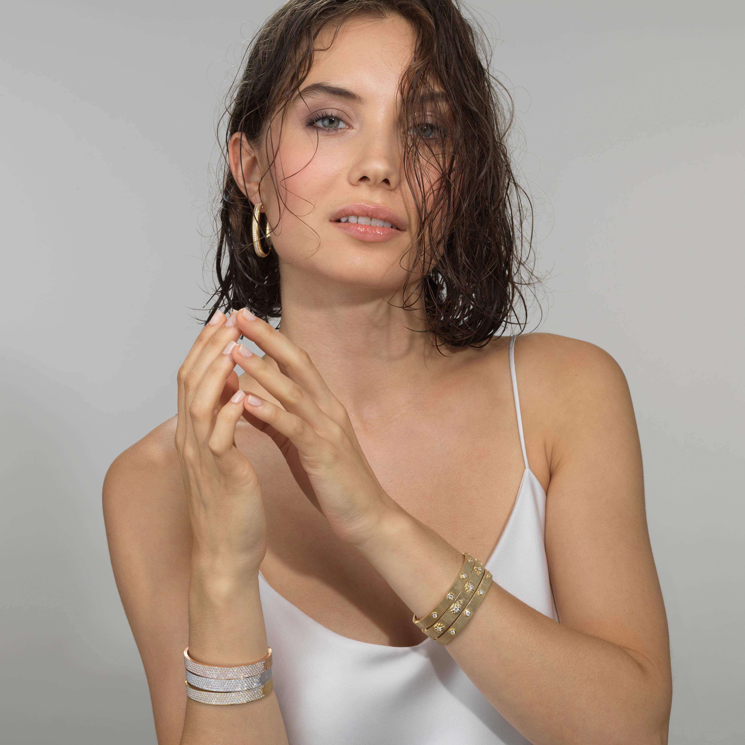 18K White Gold Diamond Bracelet In New Condition For Sale In Manhasset, NY
