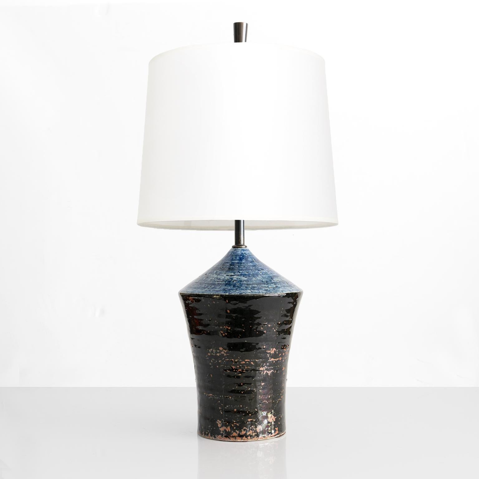 Sylvia Leuchovious est une lampe en céramique unique en terre chamottée jetée à la main, avec des glaçures bleues, rouges et noires.  Fabriqué au Studio Rorstrand, Suède, années 1960

Hauteur totale : 20