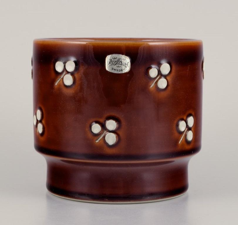 Sylvia Leuchovius (1915–2003) for Rörstrand Atelje.
Ceramic pot in brown glaze.
Approximately from the 1970s.
Stamped.
With sticker.
In perfect condition.
Dimensions: Diameter 13.0 cm x Height 11.7 cm.

Sylvia Leuchovius was a leading Swedish