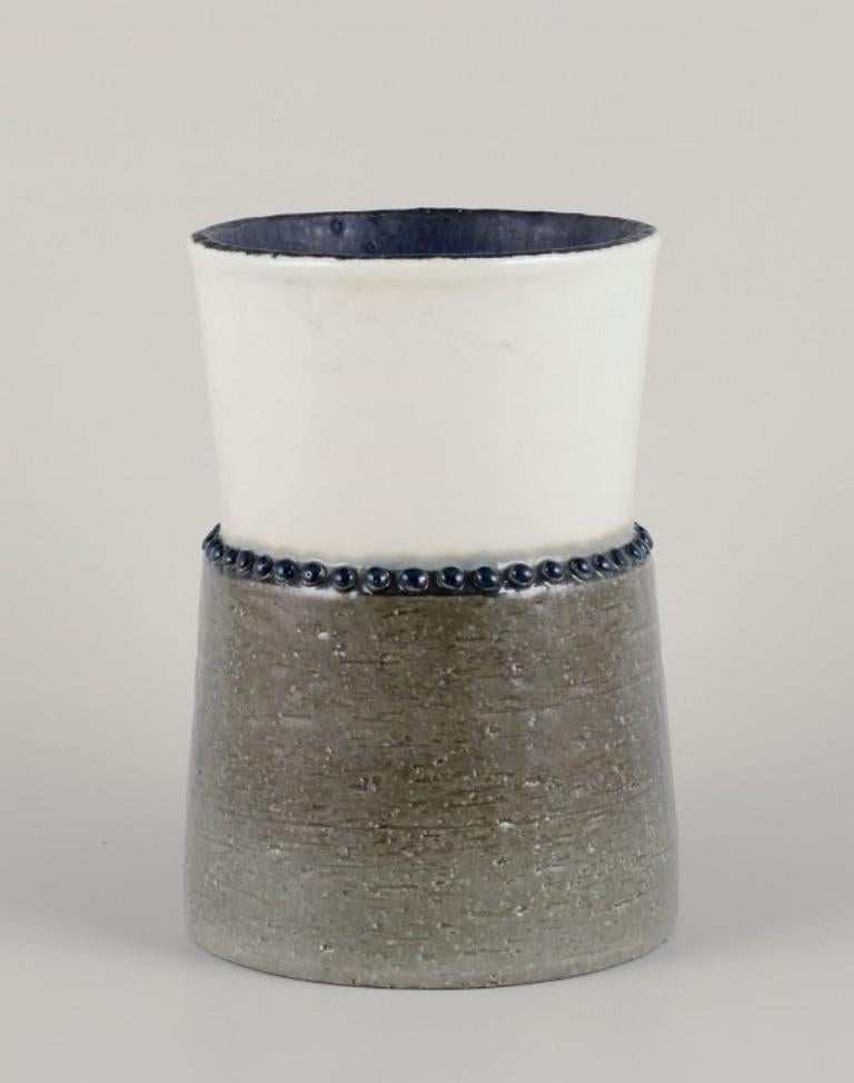 Sylvia Leuchovius (1915-2003) für Rörstrand Ateljé, Schweden.
Keramische Vase mit weißer und auberginefarbener Glasur.
Innen mit blauer Glasur. Von Hand glasiert.
1970s.
Unterschrieben.
In perfektem Zustand.
Abmessungen: H 16,5 cm x T 11,5 cm.