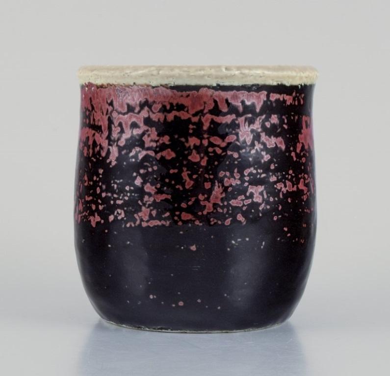 Sylvia Leuchovius (1915–2003) for Rörstrand. 
Ceramic vase with dark-toned glaze.
1960s/70s.
Marked.
In perfect condition.
First factory quality.
Dimensions: H 10.0 x D 9.3 cm.