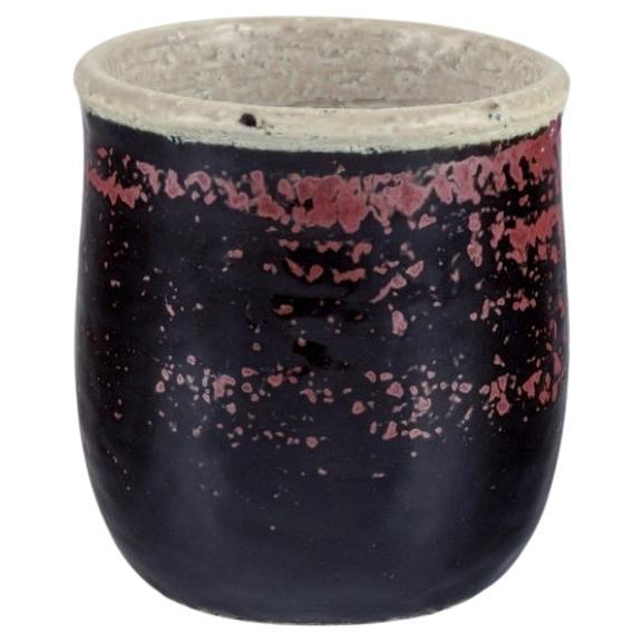 Sylvia Leuchovius pour Rörstrand. Vase en céramique à glaçure foncée.
