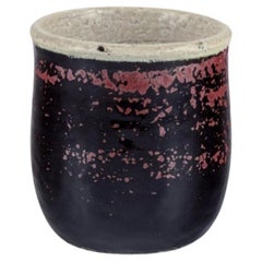 Sylvia Leuchovius für Rörstrand. Keramikvase mit dunkel getönter Glasur.