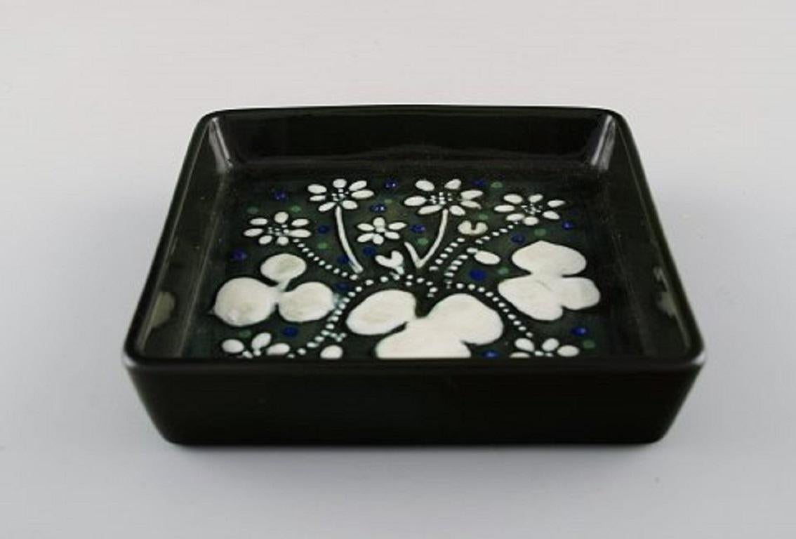 Sylvia Leuchovius for Rörstrand. Square dish in glazed ceramics. White flowers on a green background, 1960s-1970s.
Measures: 13 x 3 cm
In very good condition.
Stamped.