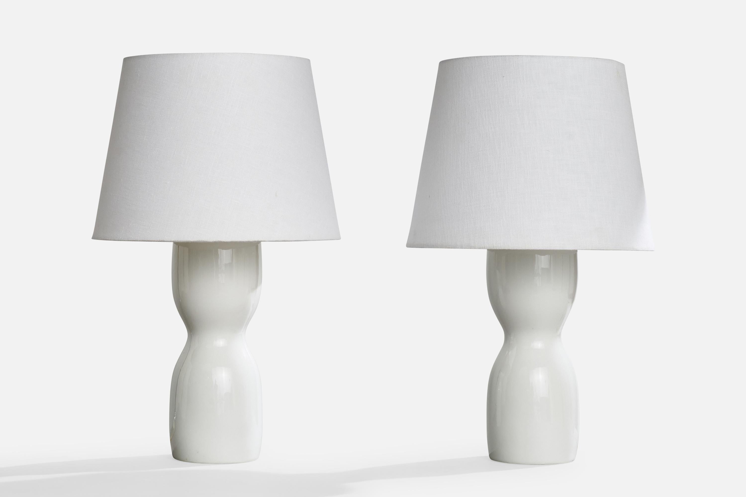 Paire de lampes de table en grès émaillé blanc cassé, conçues par Sylvia Leuchovius et produites par Rörstrand, Suède, années 1960.

Dimensions de la lampe (pouces) : 13.8