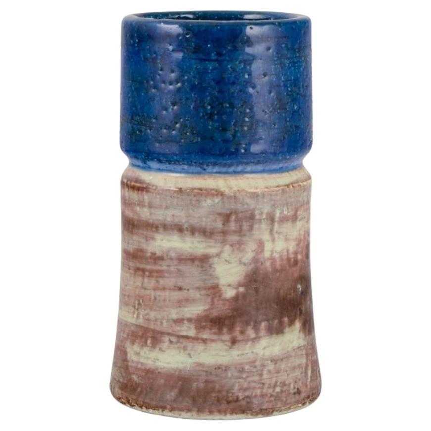 Sylvia Leuchvius für Rörstrand. Keramische Vase mit Glasur in Blau- und Sandtönen.