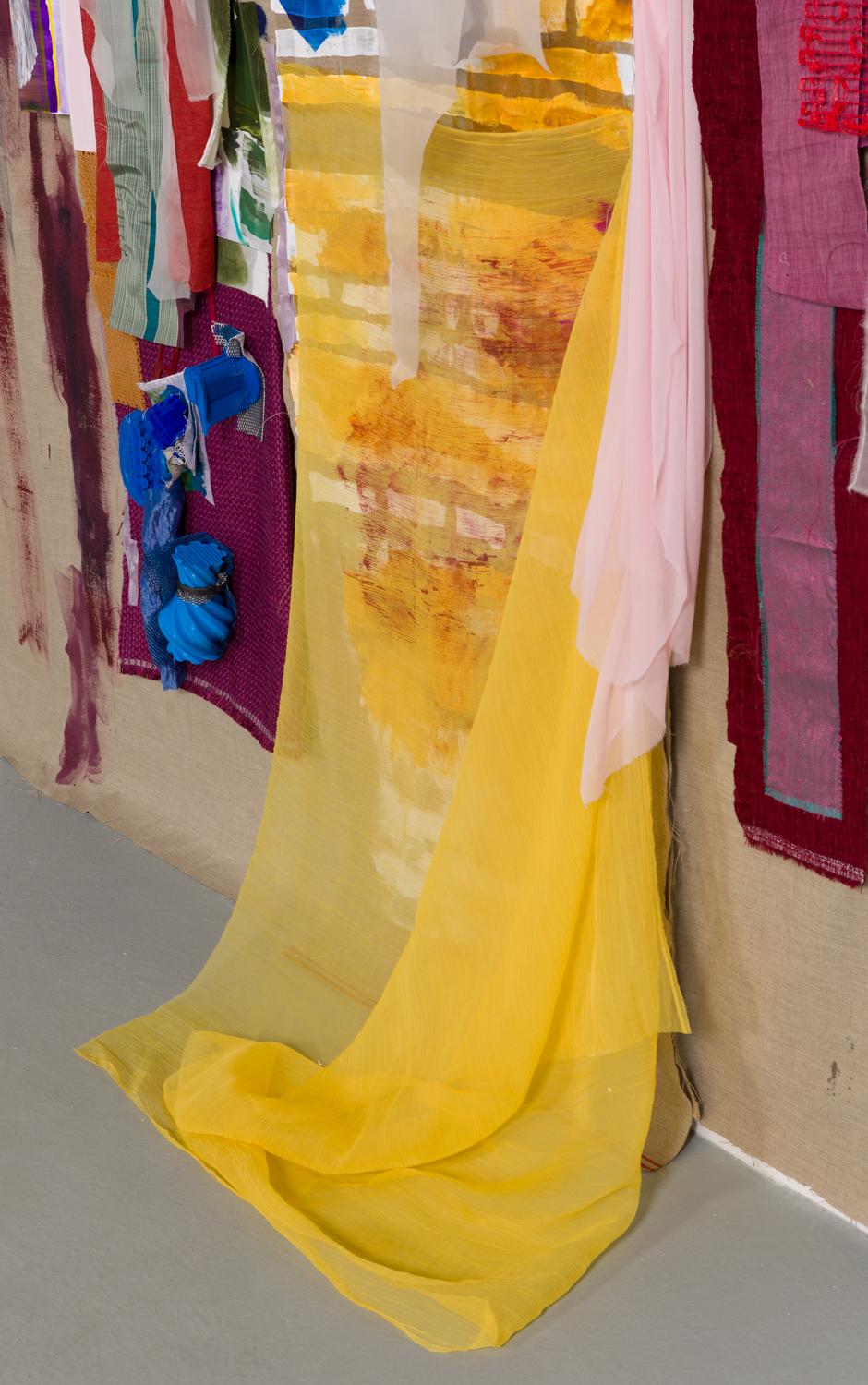 Sylvia Schwartz, Dressing-up_Detail, 2018, Leinwand, Stoff, Farbe, Kunststoff im Angebot 4