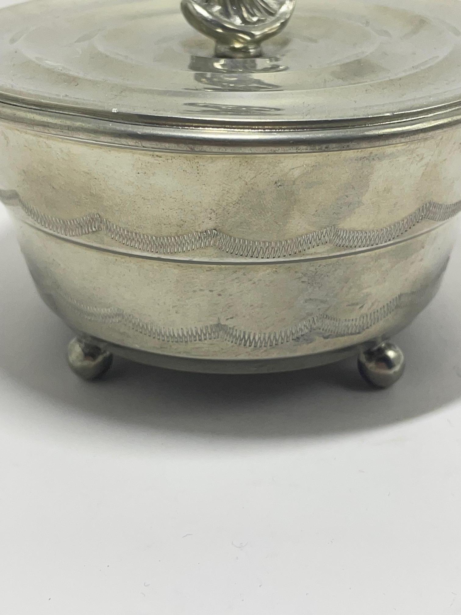 Sylvia Stave Caja con tapa de estaño y remate de figurita - Suecia, 1928 Sueco en venta