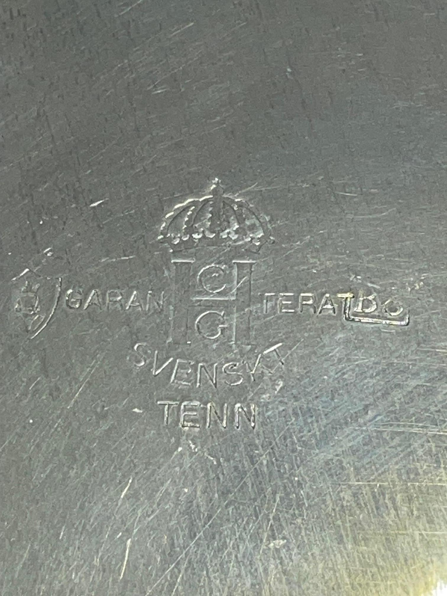 Sylvia Stave Caja con tapa de estaño y remate de figurita - Suecia, 1928 principios del siglo XX en venta