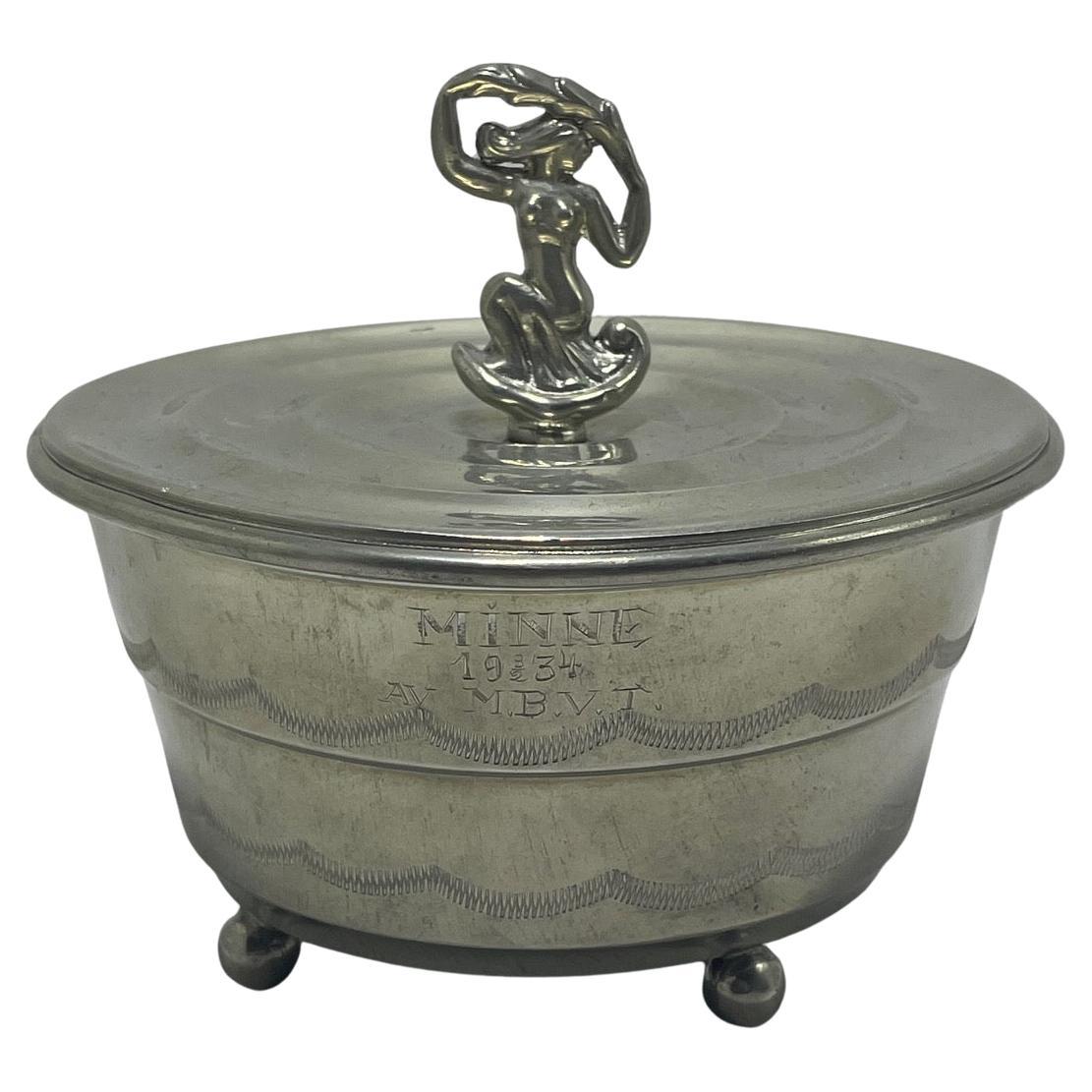 Sylvia Stave Caja con tapa de estaño y remate de figurita - Suecia, 1928 en venta