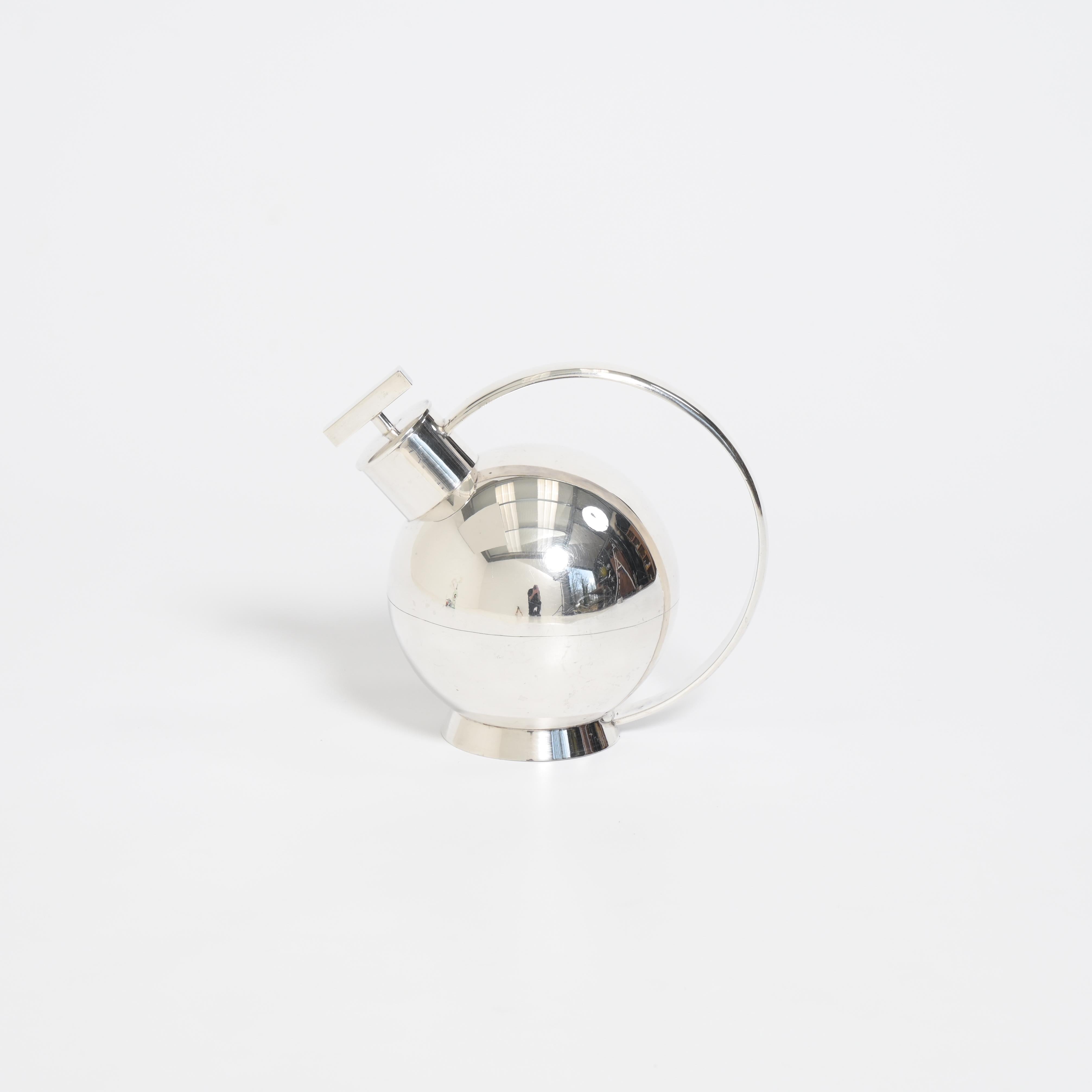 Sylvia Stave Silber-Cocktailshaker. Das Sieb und der Deckel sind mit der Nummer 1 gekennzeichnet, der Boden ist mit A835 gestempelt und hat eine Kontrollmarke.

Dieses Modell eines Cocktail-Shakers wurde lange Zeit Marianne Brandt zugeschrieben und