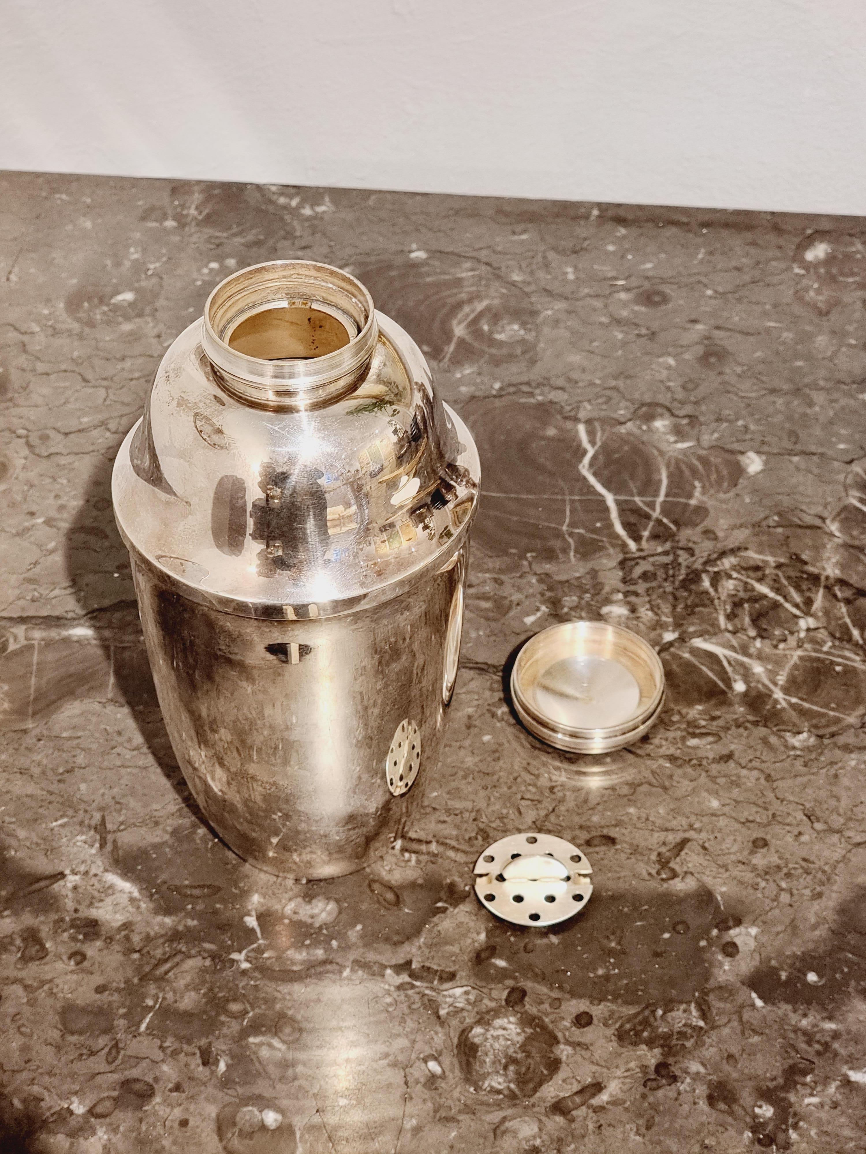 Silver-plated shaker designed by Sylvia Stave for court jeweller CG Hallberg, Sweden 1930s / Swedish Grace.

With hallmarks. In good condition, hard to open the larger top part, easy to open the smaller top.


