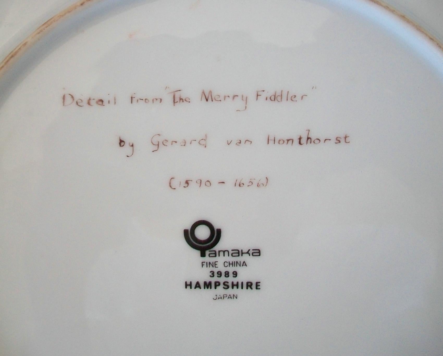 SYLVIA TAIT – „The Merry Fiddler“ – handbemalter Teller – Kanada – um 1981 (Keramik) im Angebot